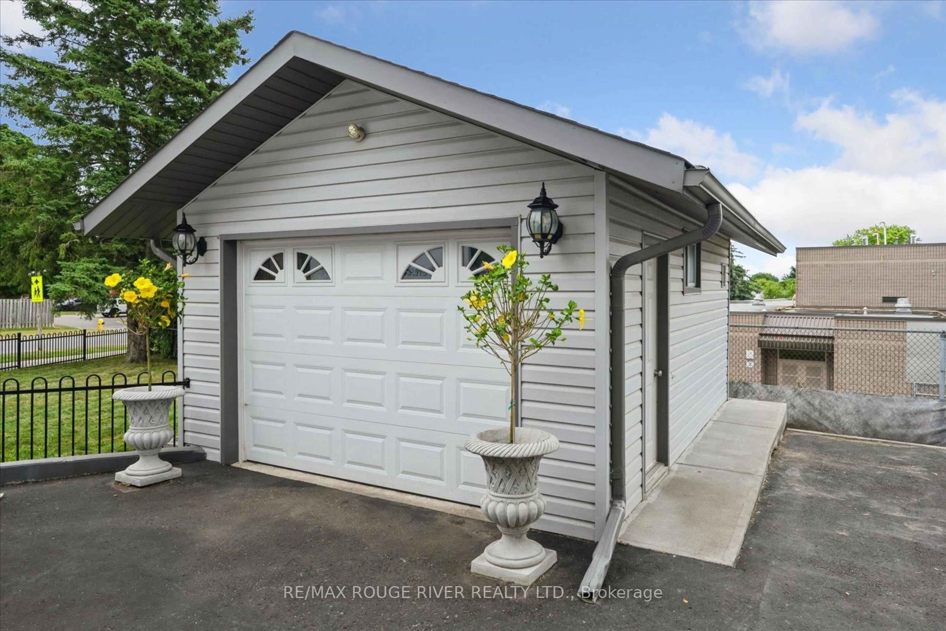 Indoor garage for 600 Galahad Dr, Oshawa Ontario L1K 1M2