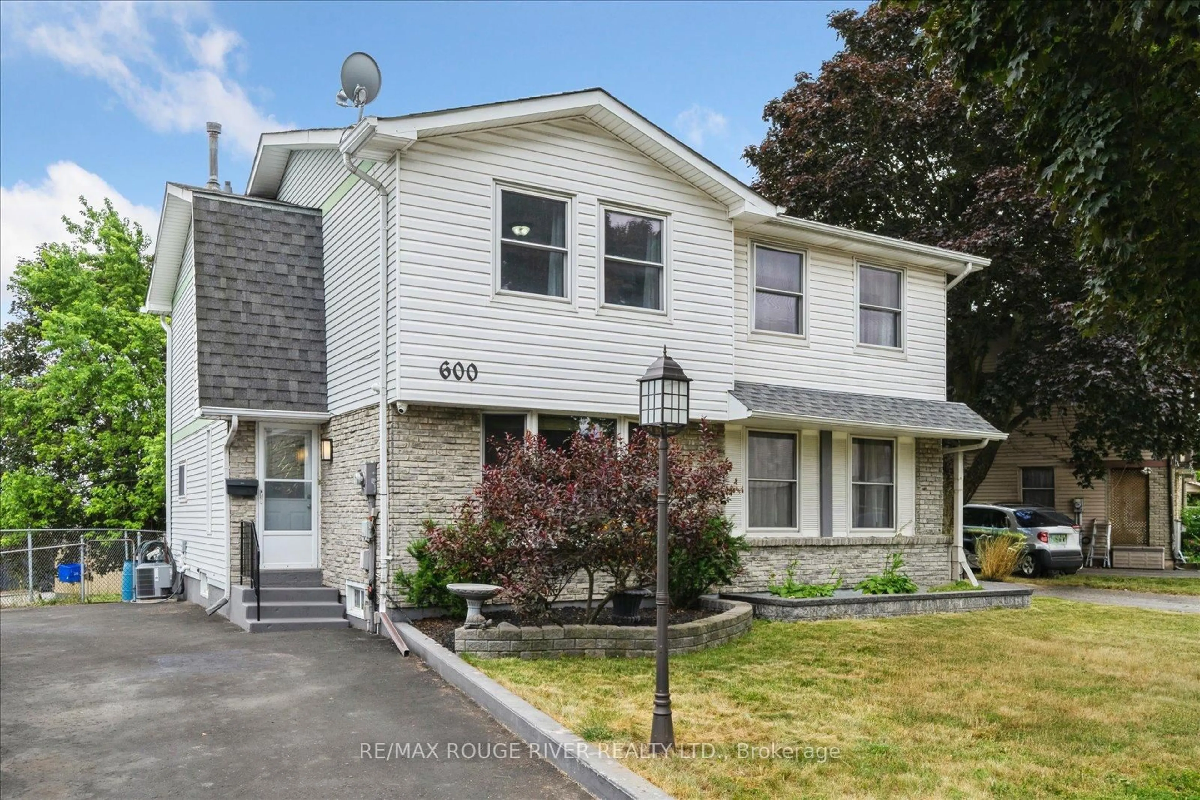 Home with vinyl exterior material, street for 600 Galahad Dr, Oshawa Ontario L1K 1M2