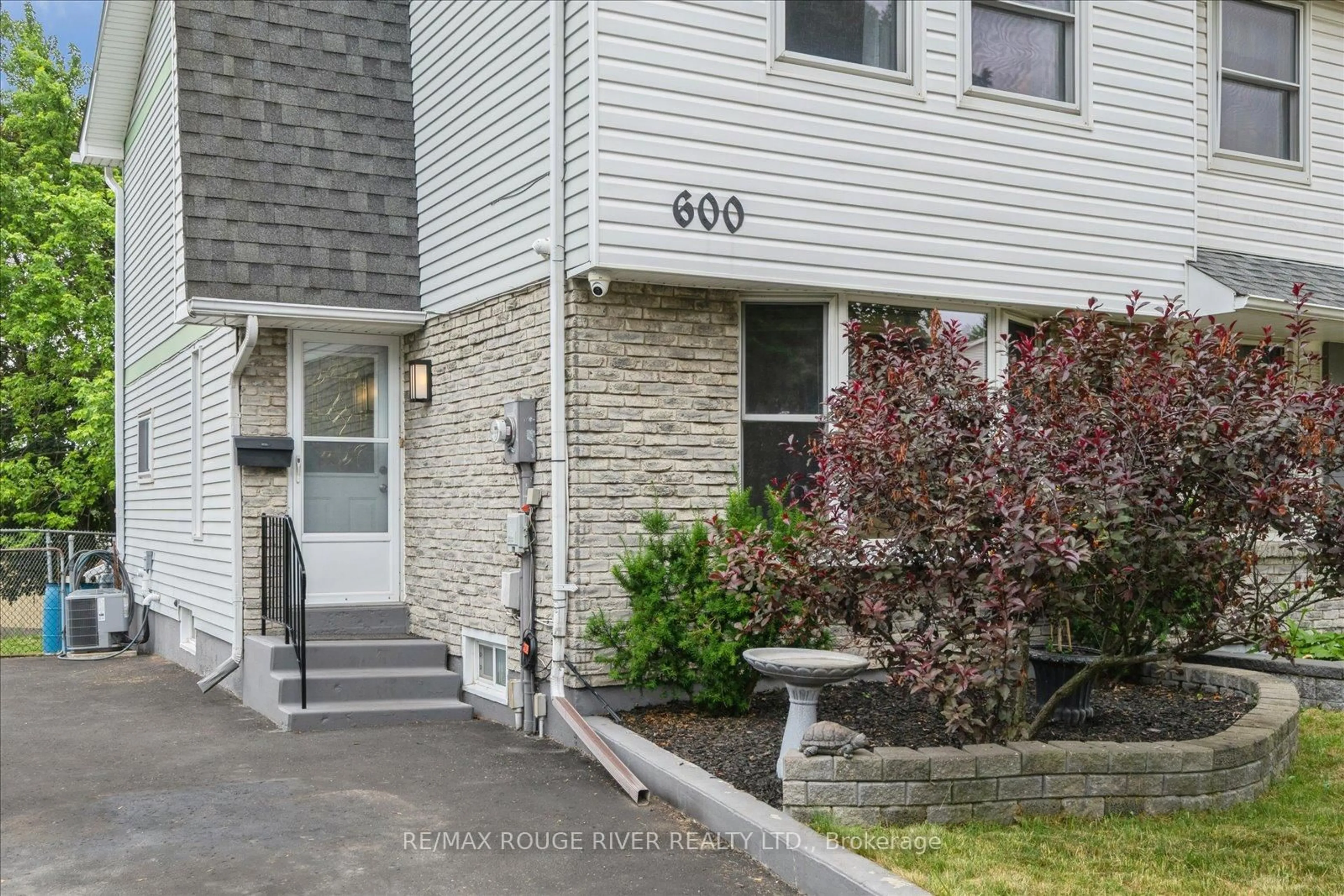 Home with vinyl exterior material, street for 600 Galahad Dr, Oshawa Ontario L1K 1M2