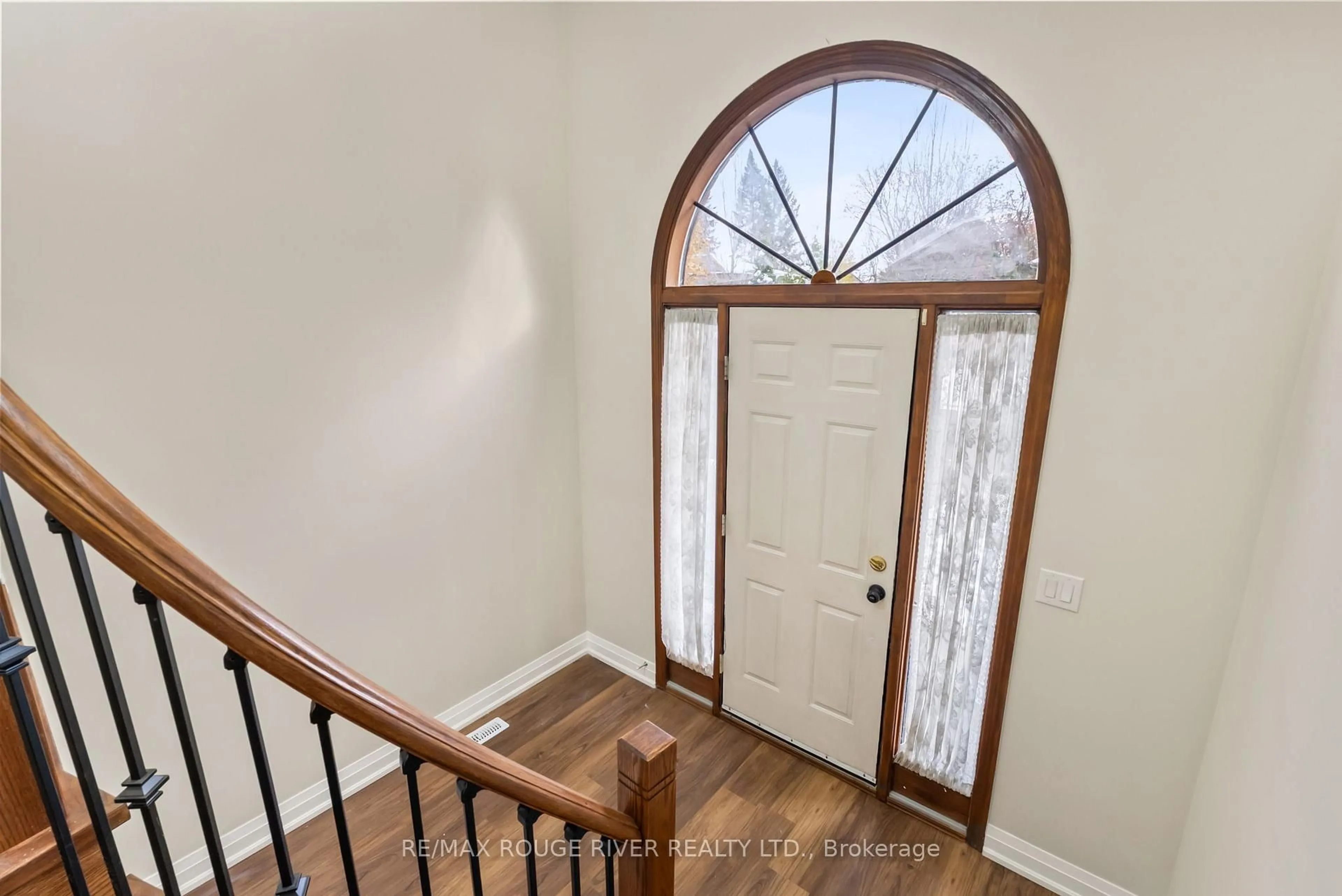 Indoor entryway for 16 Borland Crt, Clarington Ontario L1C 4T6