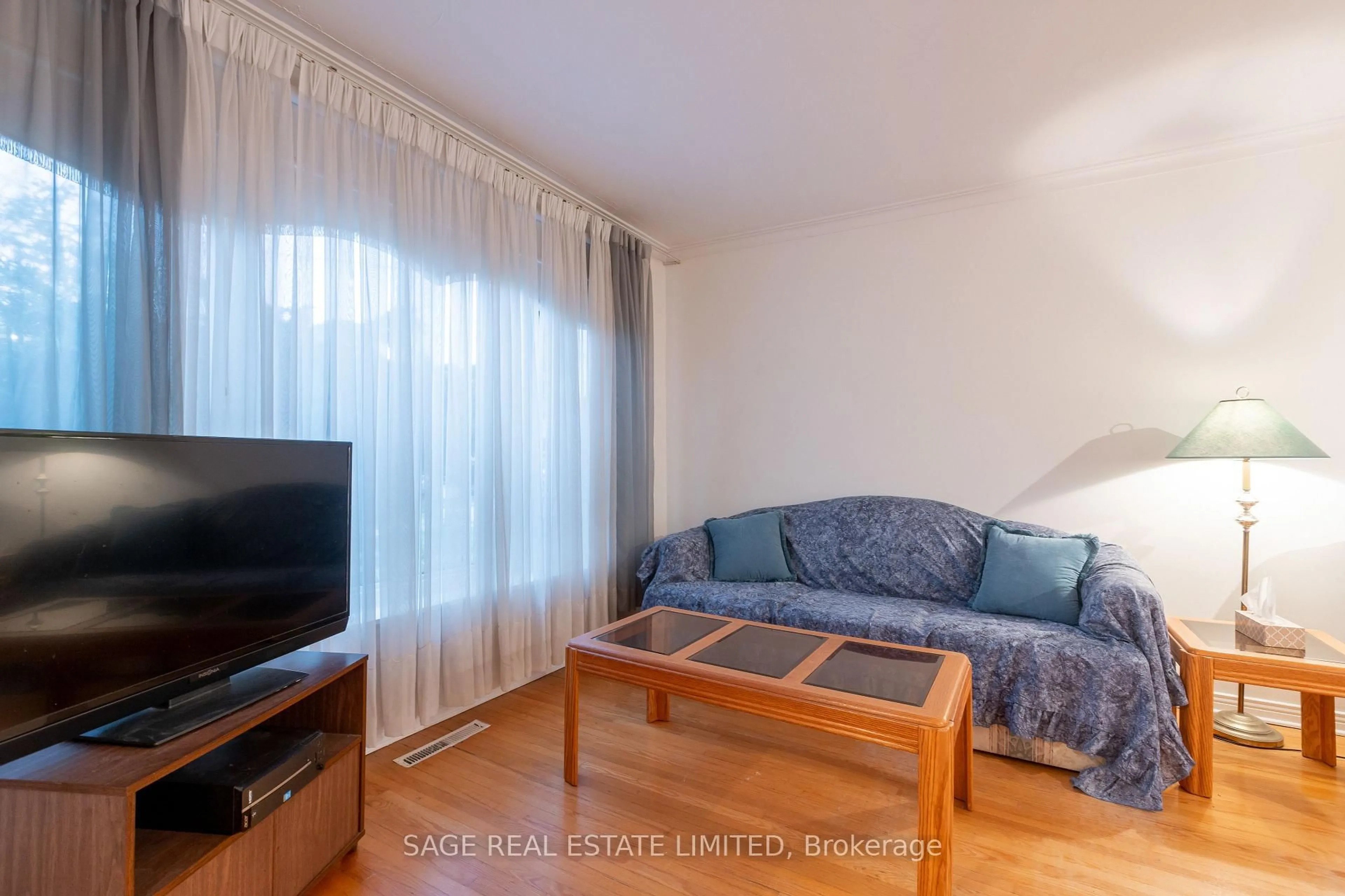 Living room with furniture, wood/laminate floor for 25 Willowmount Dr, Toronto Ontario M1L 1X9