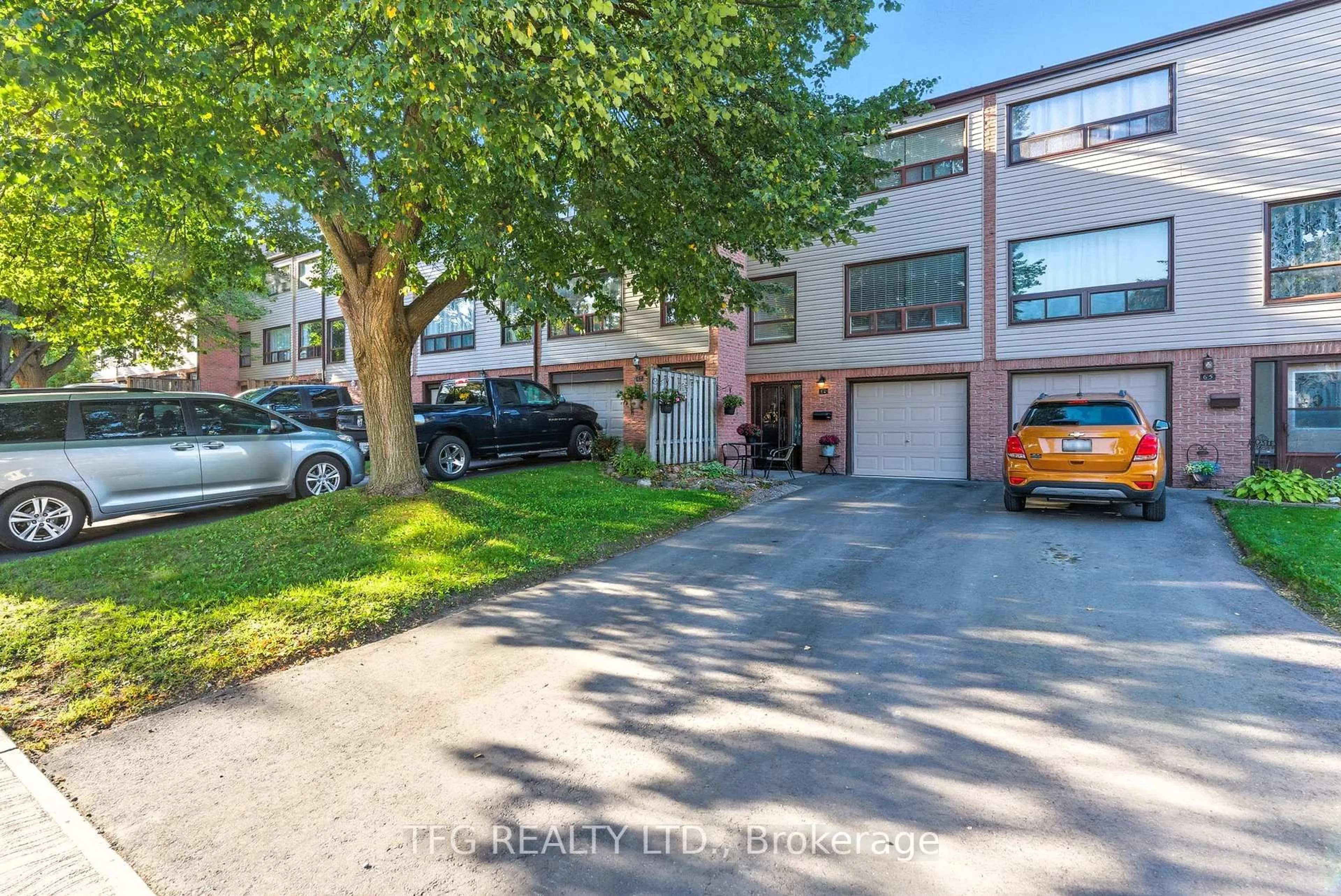 A pic from outside/outdoor area/front of a property/back of a property/a pic from drone, street for 66 Parklane Circ, Clarington Ontario L1C 3V9