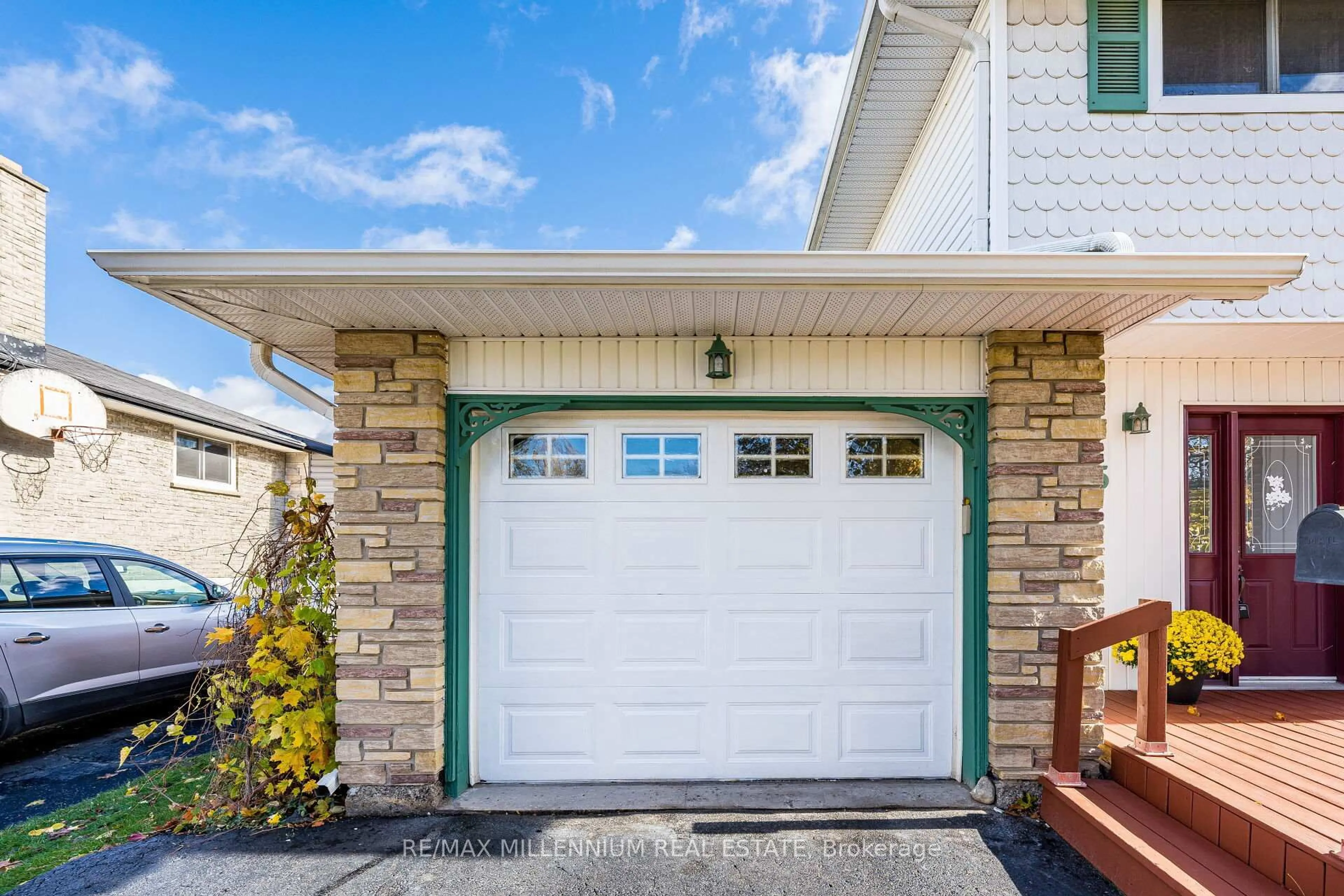 Home with vinyl exterior material, street for 985 Central Park Blvd, Oshawa Ontario L1G 7A7