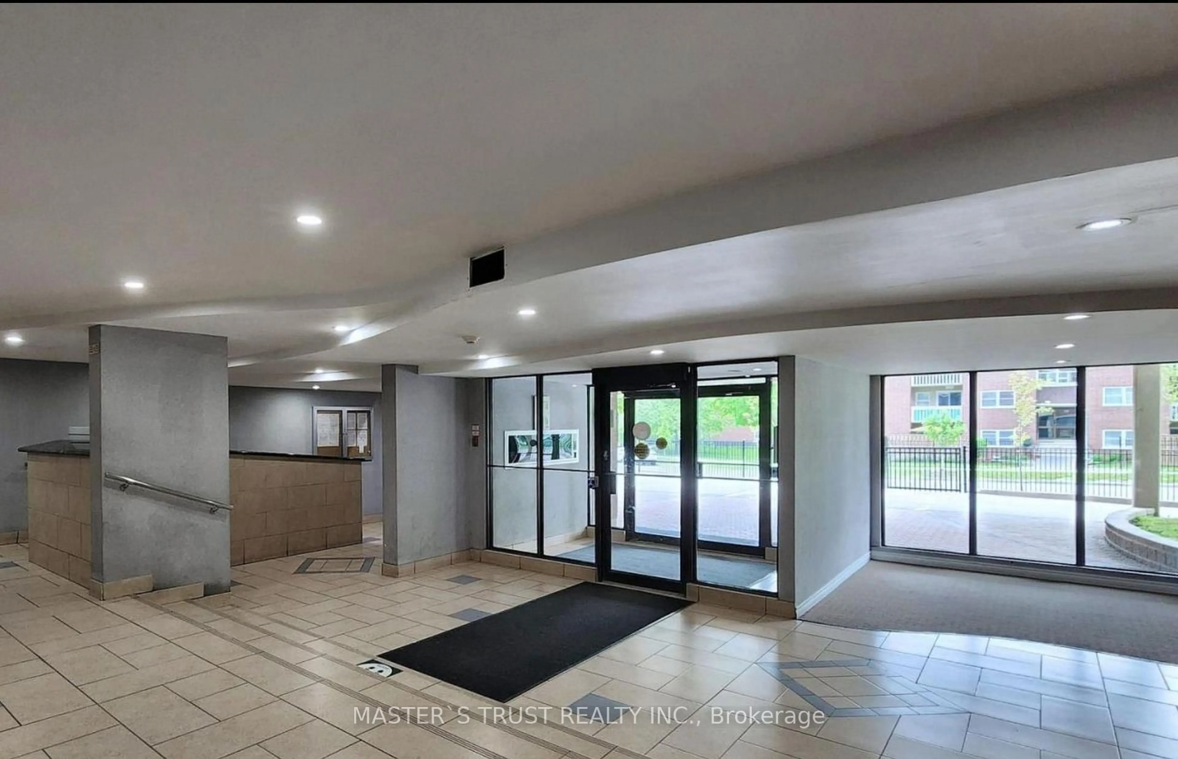 Indoor foyer for 99 Blackwell Ave #512, Toronto Ontario M1B 3R5