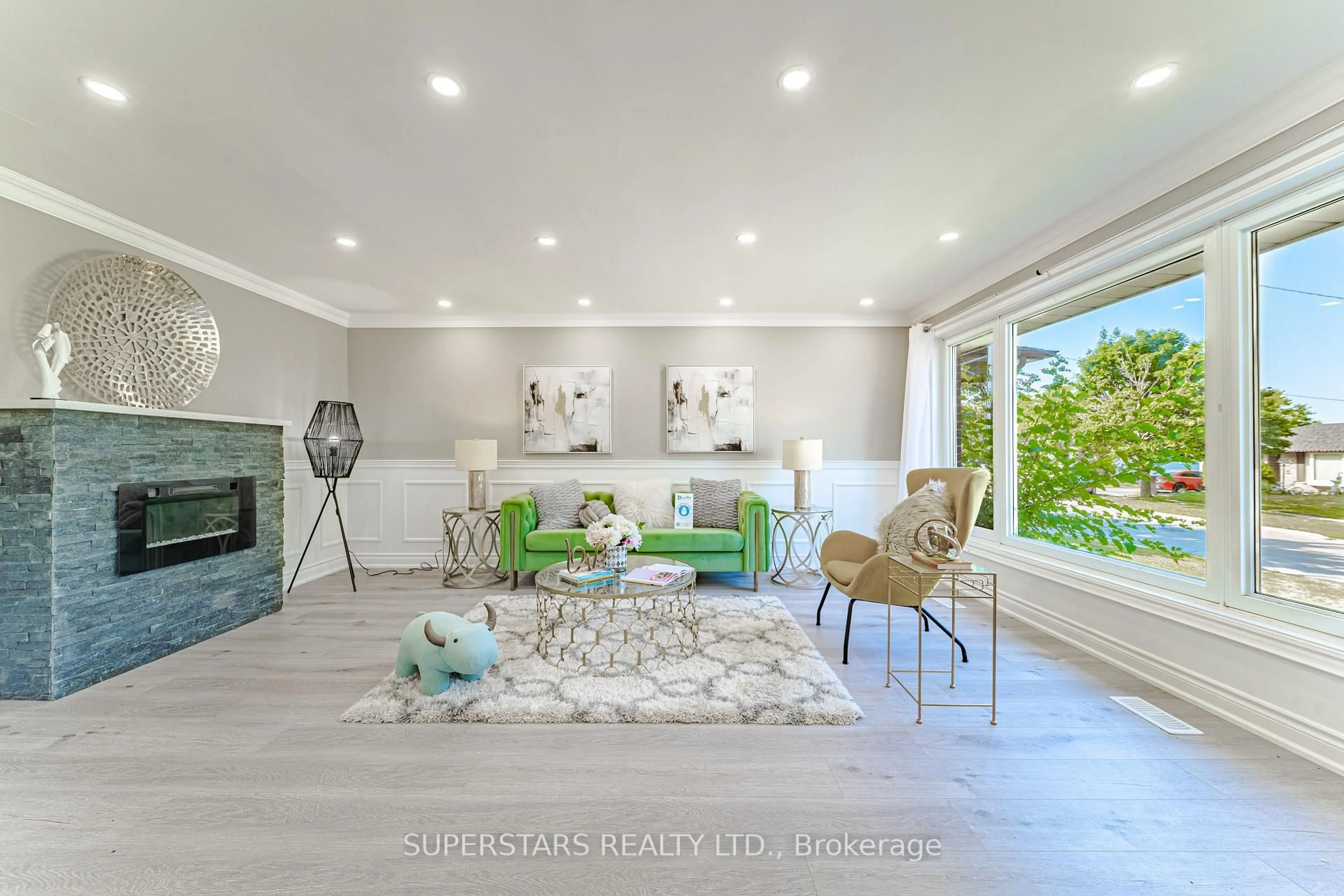 Living room with furniture, unknown for 461 Cromwell Ave, Oshawa Ontario L1J 4V3