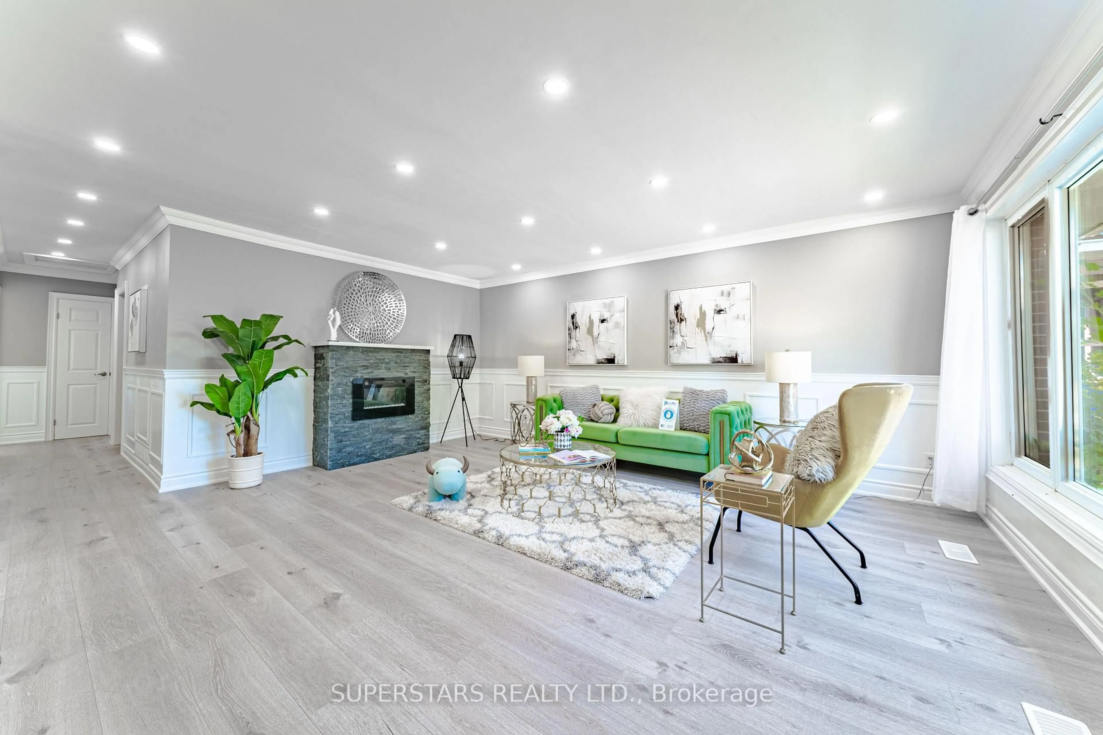 Living room with furniture, wood/laminate floor for 461 Cromwell Ave, Oshawa Ontario L1J 4V3