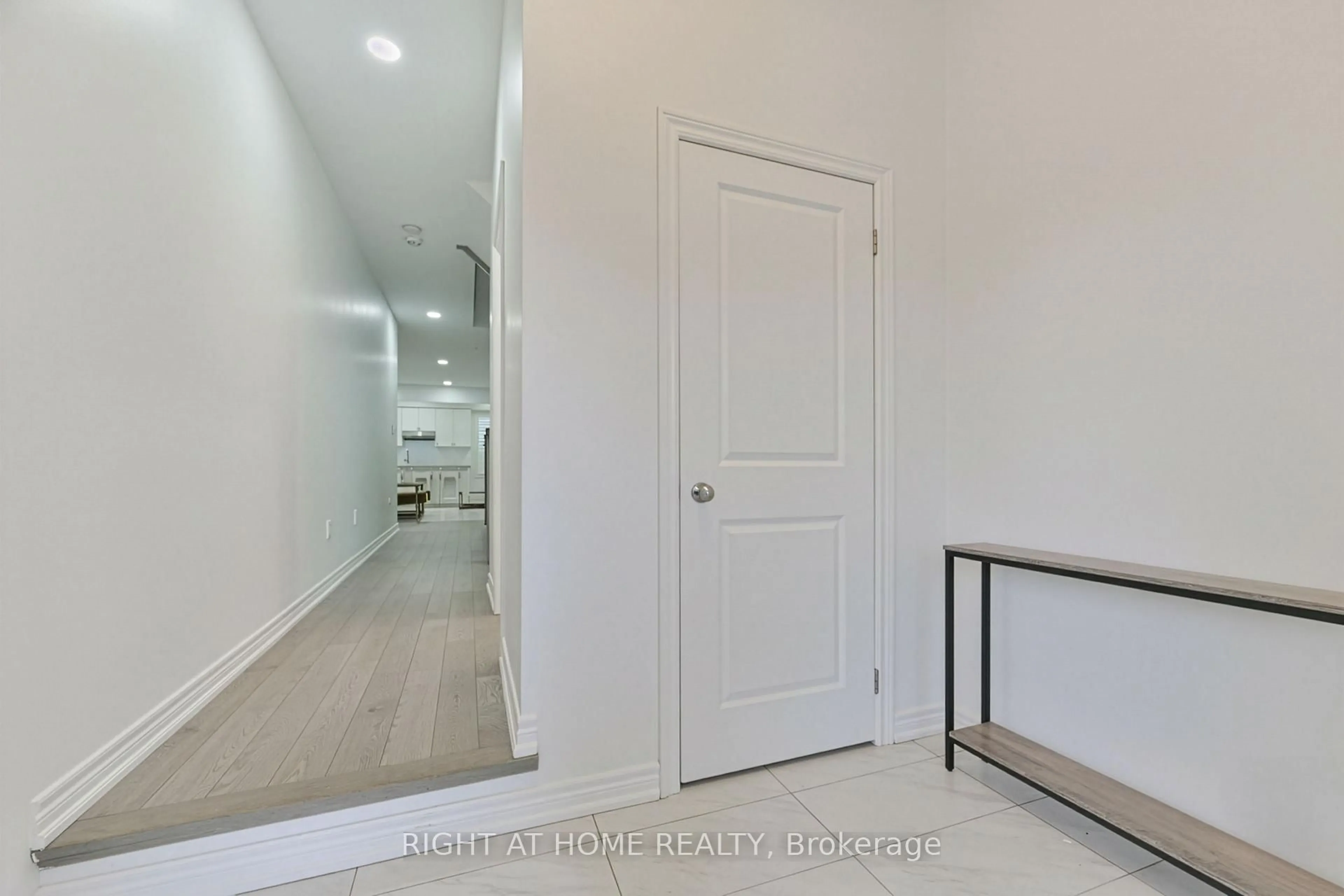 Indoor entryway for 92 Conarty Cres, Whitby Ontario L1P 0L4