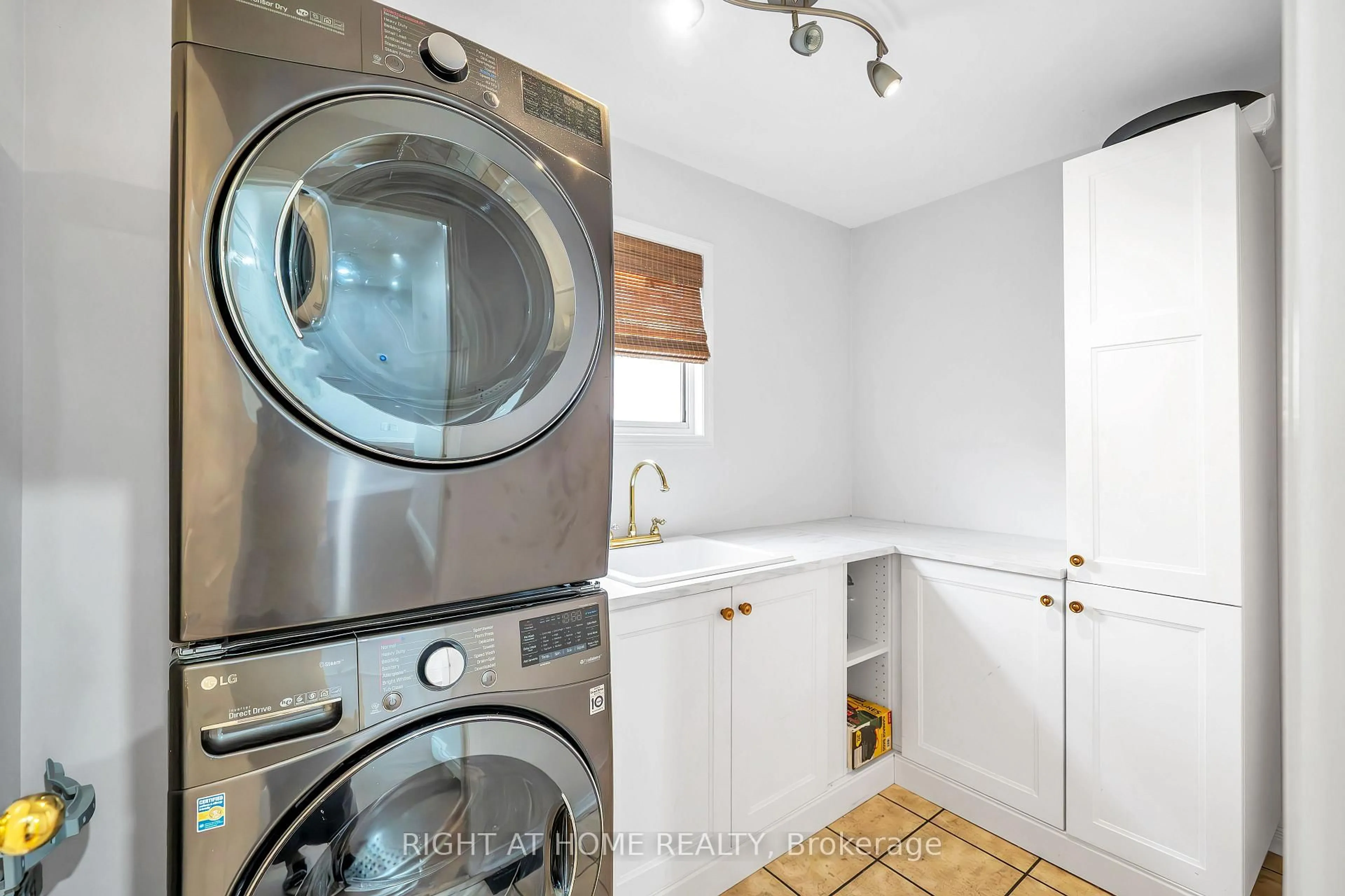 Laundry room for 632 Longworth Ave, Clarington Ontario L1C 5B8