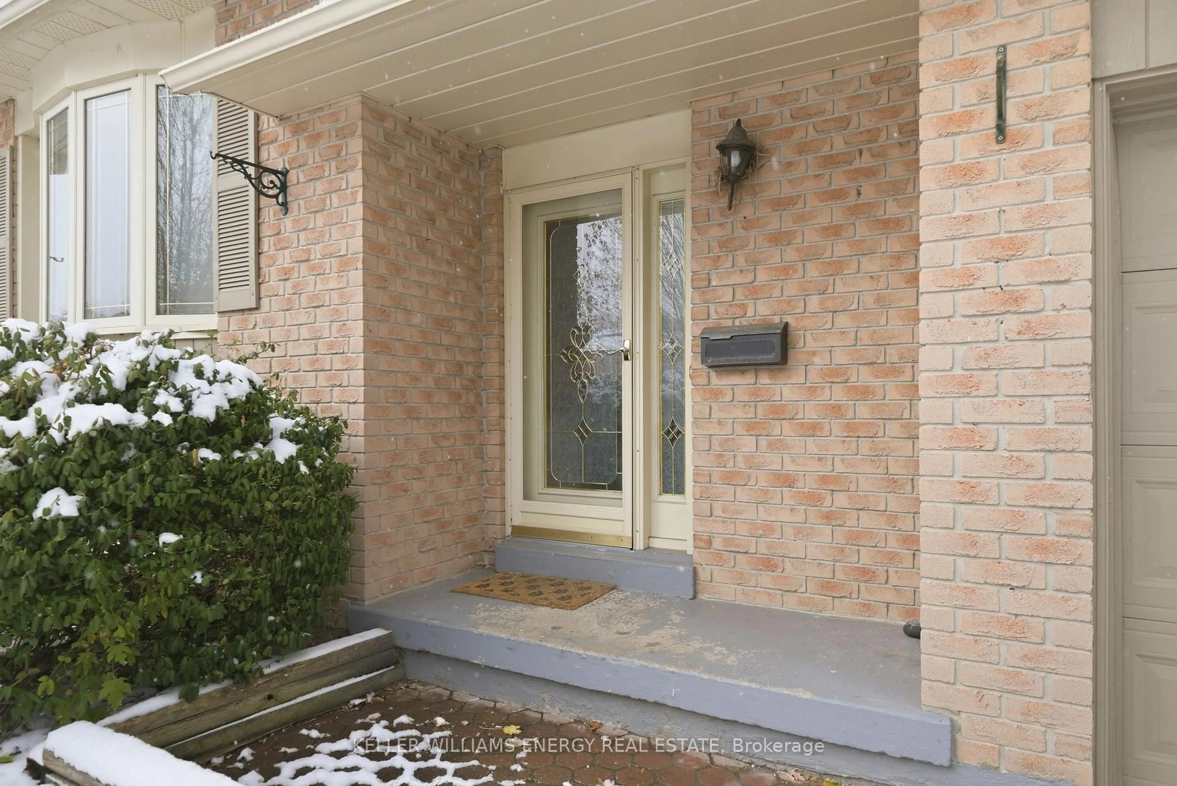 Indoor entryway for 738 Greenbriar Dr, Oshawa Ontario L1G 7J6
