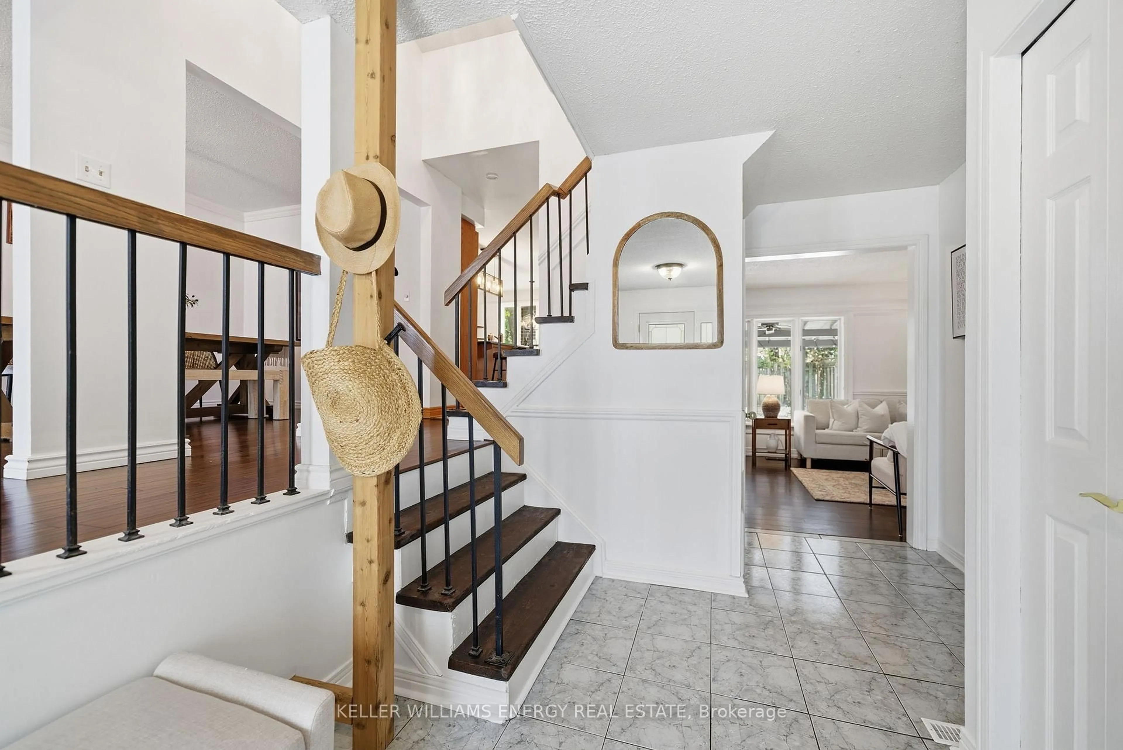 Indoor foyer for 738 Greenbriar Dr, Oshawa Ontario L1G 7J6