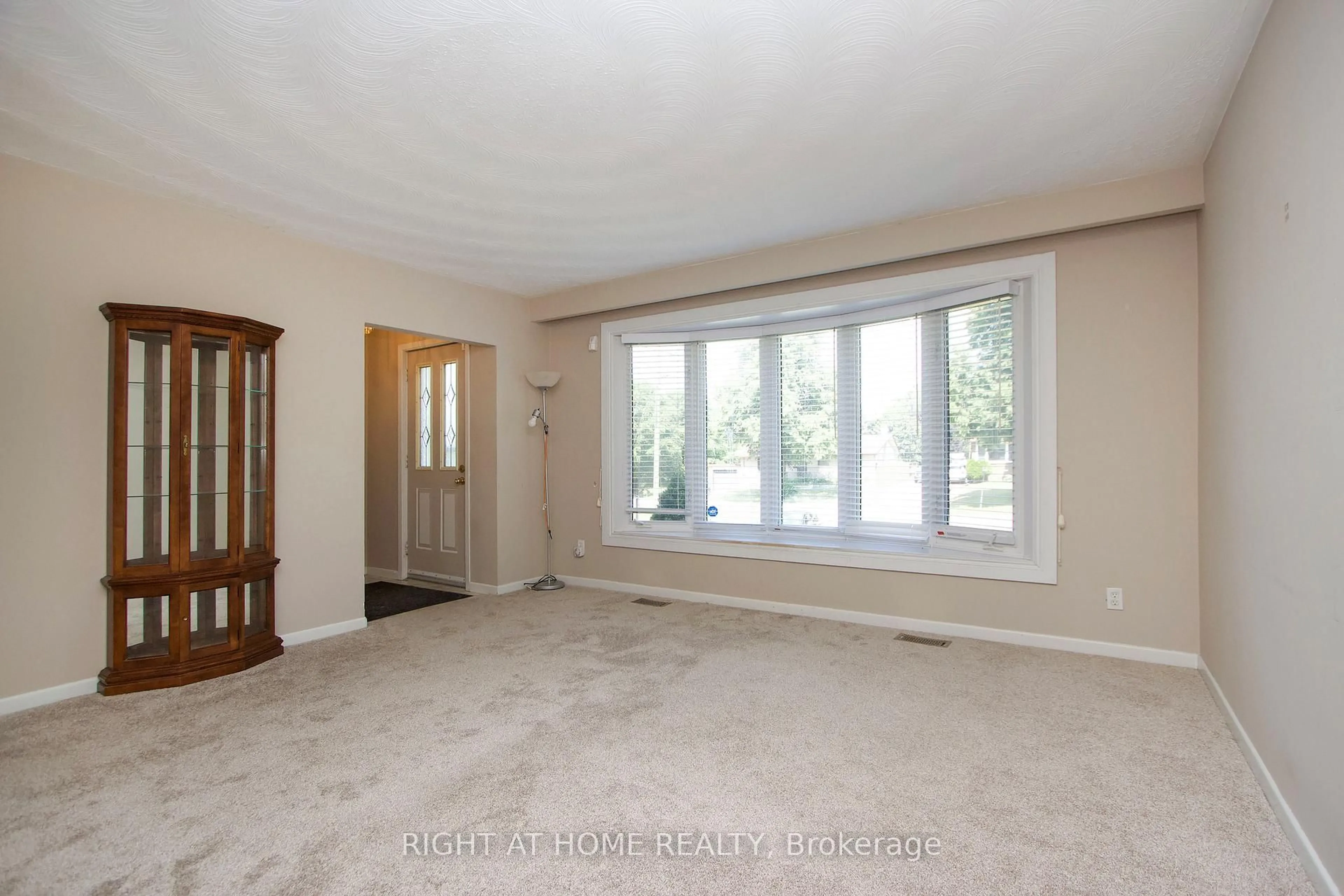 A pic of a room for 220 Linden Crt, Oshawa Ontario L1H 6R1