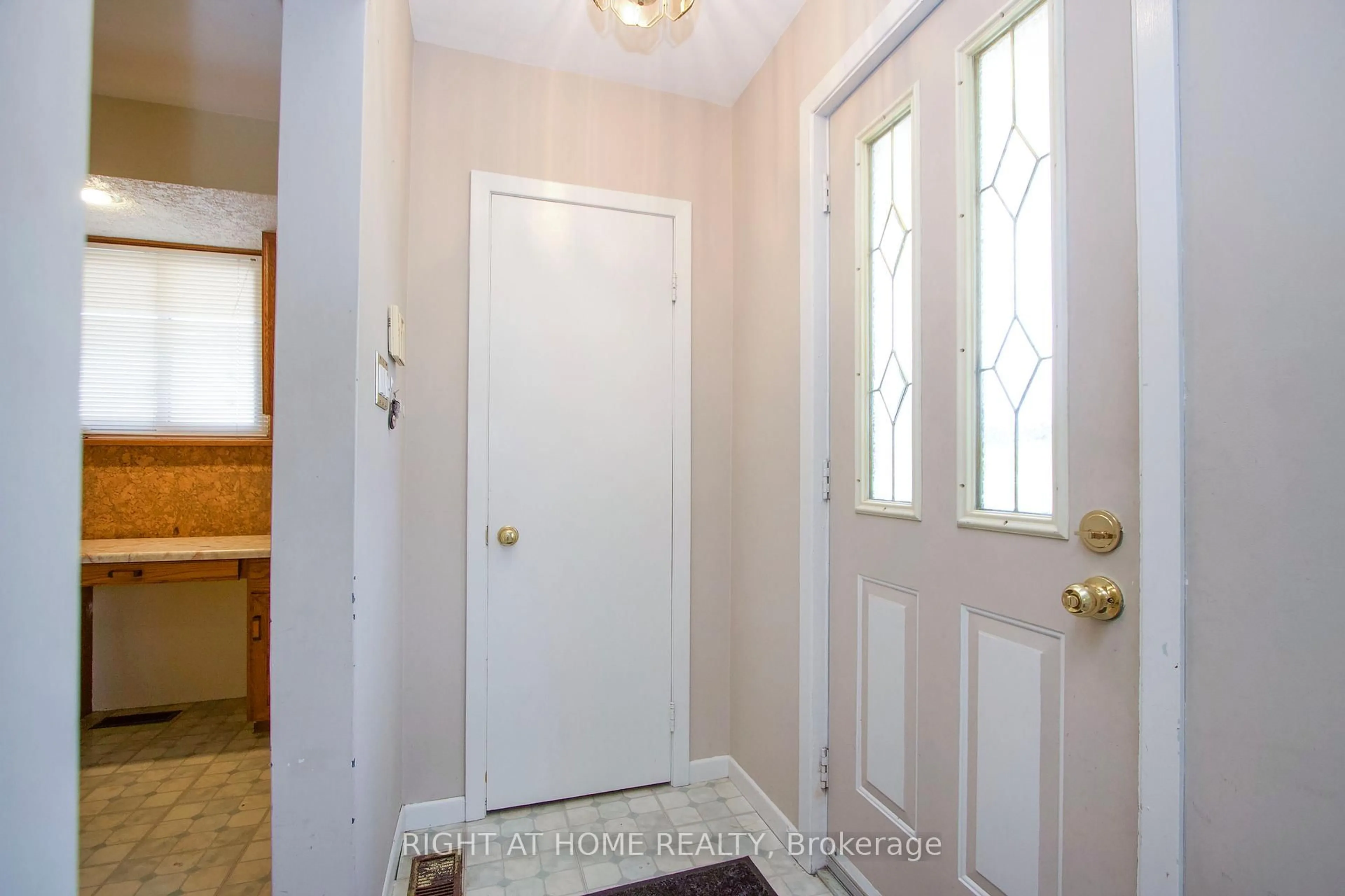Indoor entryway for 220 Linden Crt, Oshawa Ontario L1H 6R1
