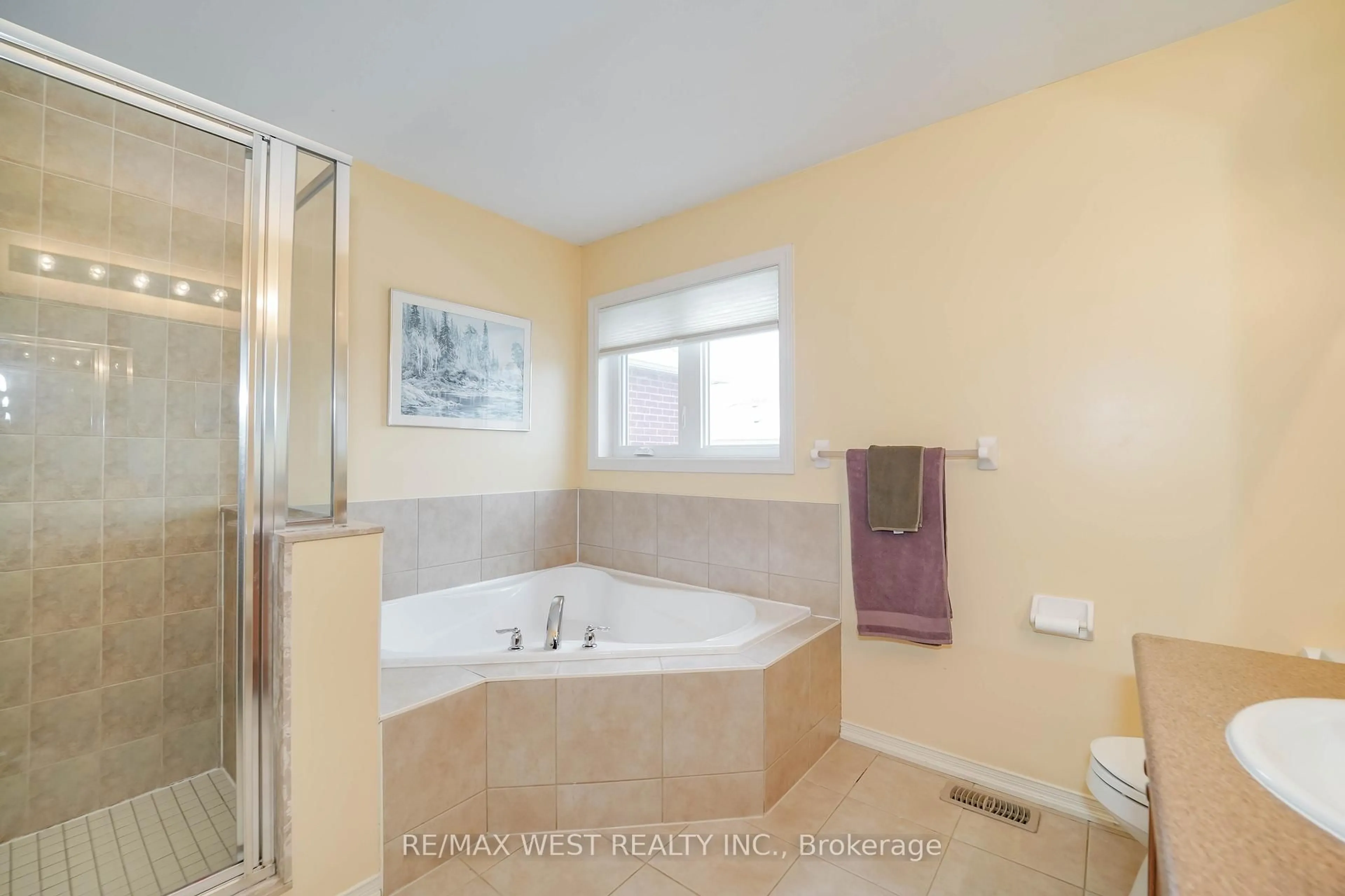 Standard bathroom, ceramic/tile floor for 29 O'shea Cres, Ajax Ontario L1T 4W7
