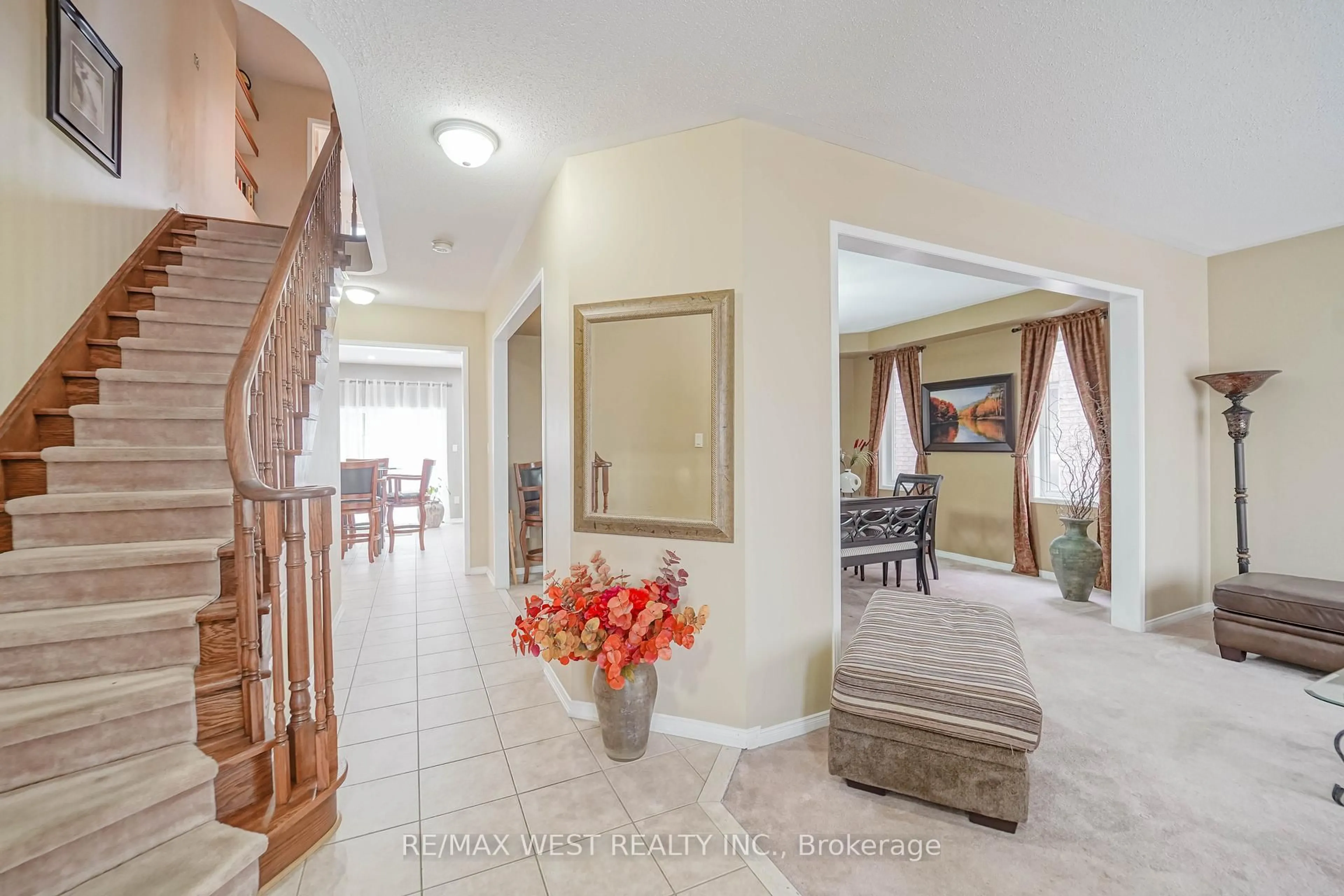 Indoor entryway for 29 O'shea Cres, Ajax Ontario L1T 4W7