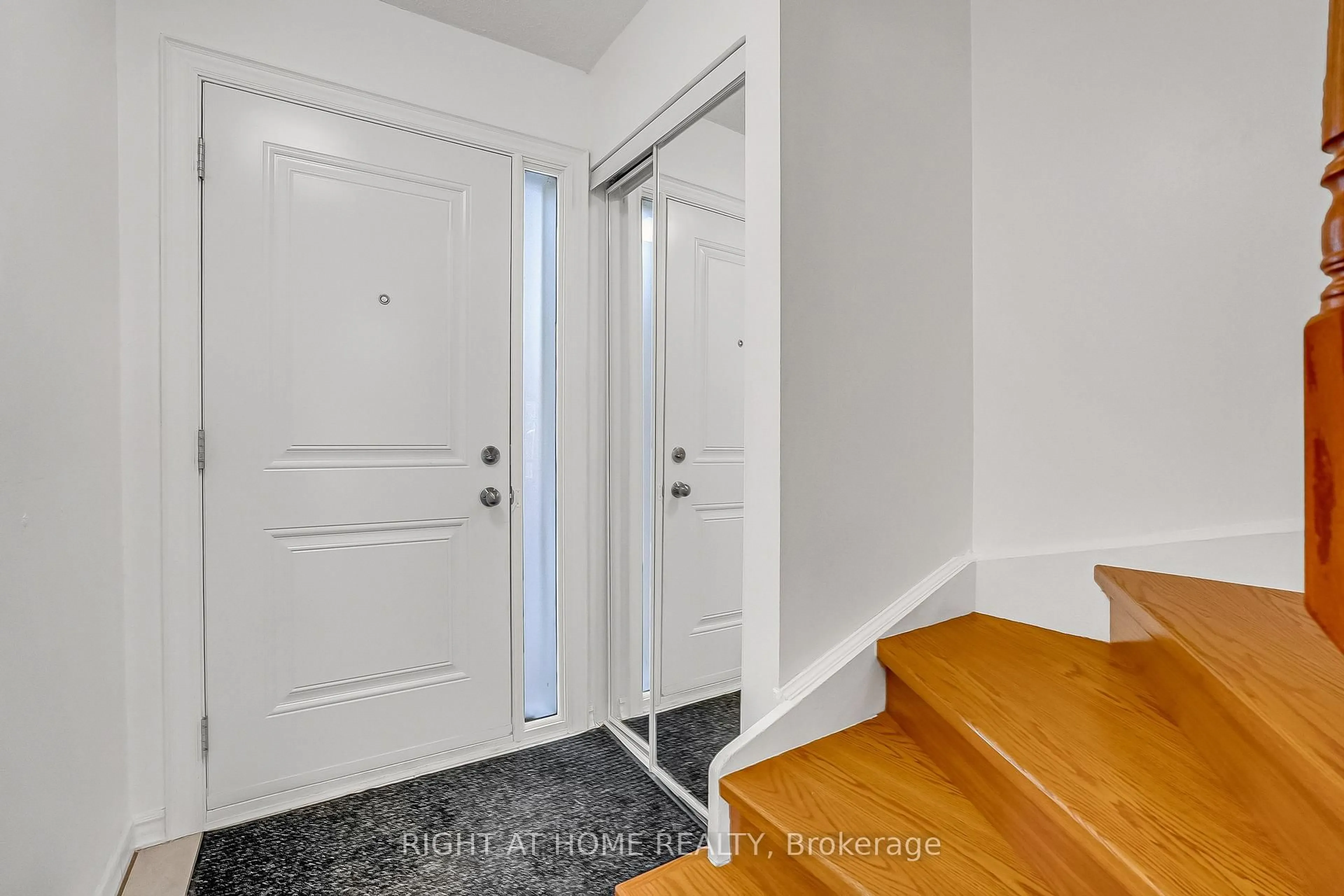 Indoor entryway for 1121 Sandhurst Circ #42, Toronto Ontario M1V 1V4