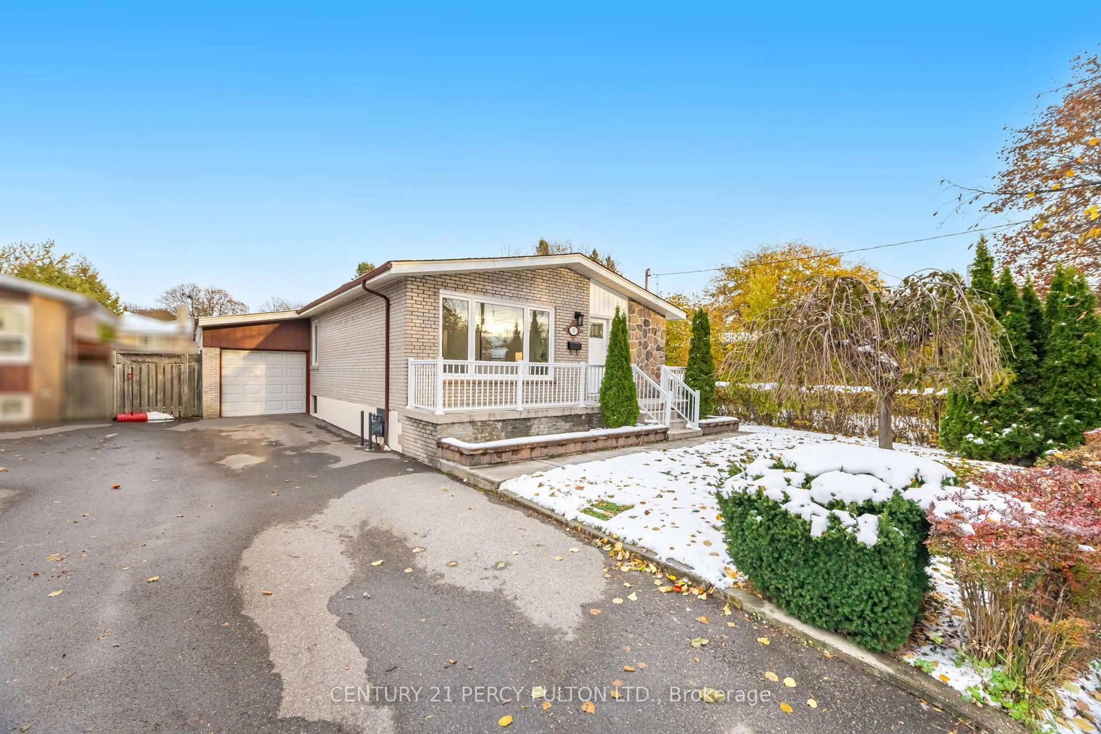 A pic from outside/outdoor area/front of a property/back of a property/a pic from drone, street for 35 Lynnbrook Dr, Toronto Ontario M1H 2M1