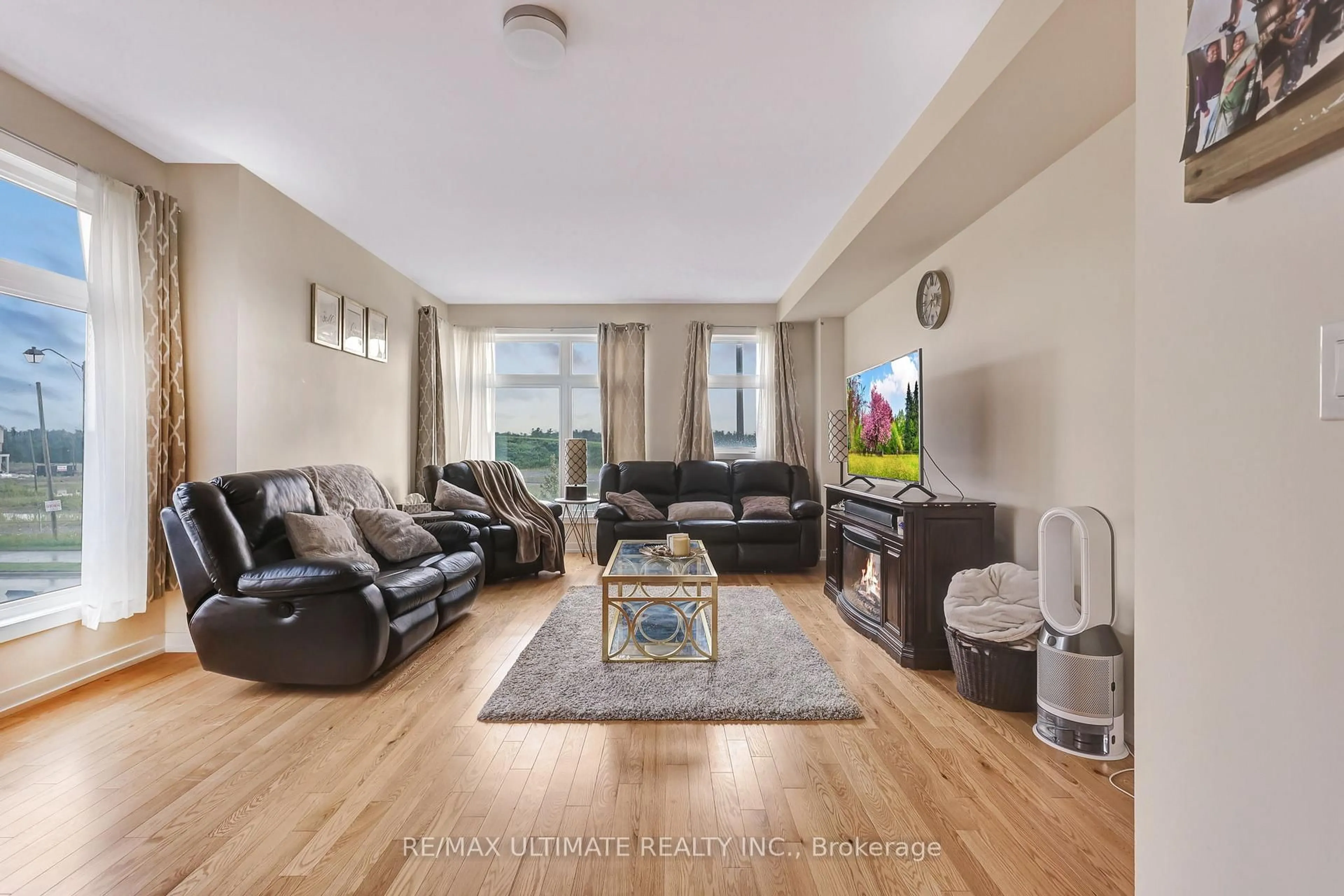 Living room with furniture, unknown for 2632 Castlegate Crossing Dr, Pickering Ontario L1X 0H6