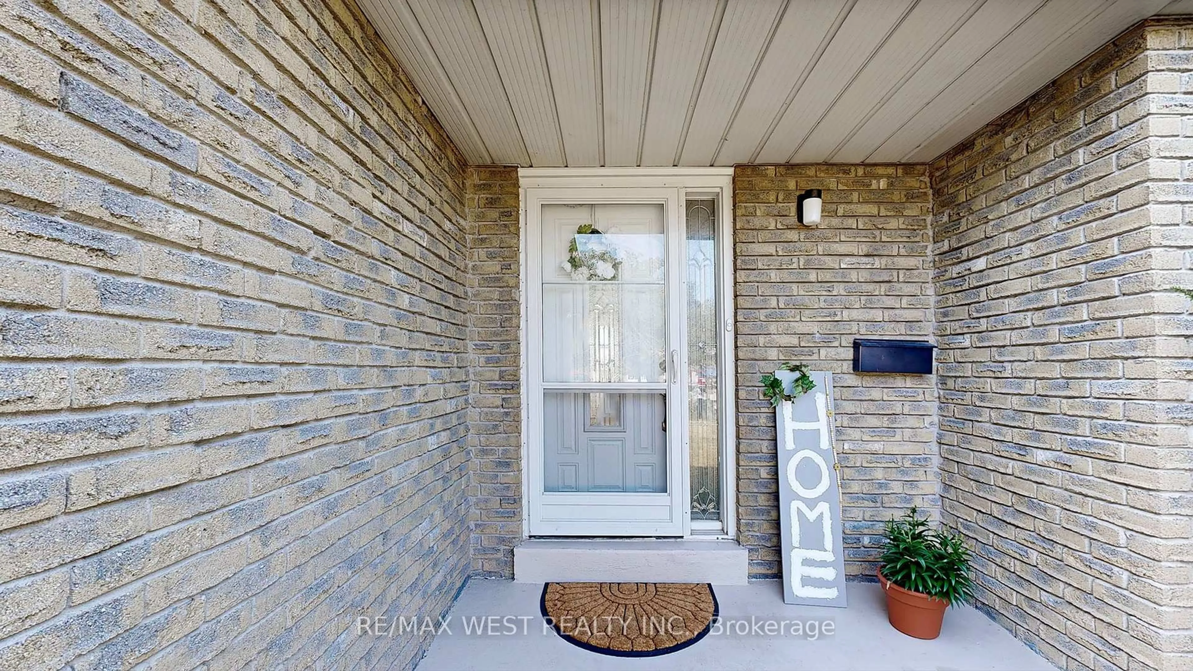 Indoor entryway for 325 Killarney Crt, Oshawa Ontario L1J 6C6
