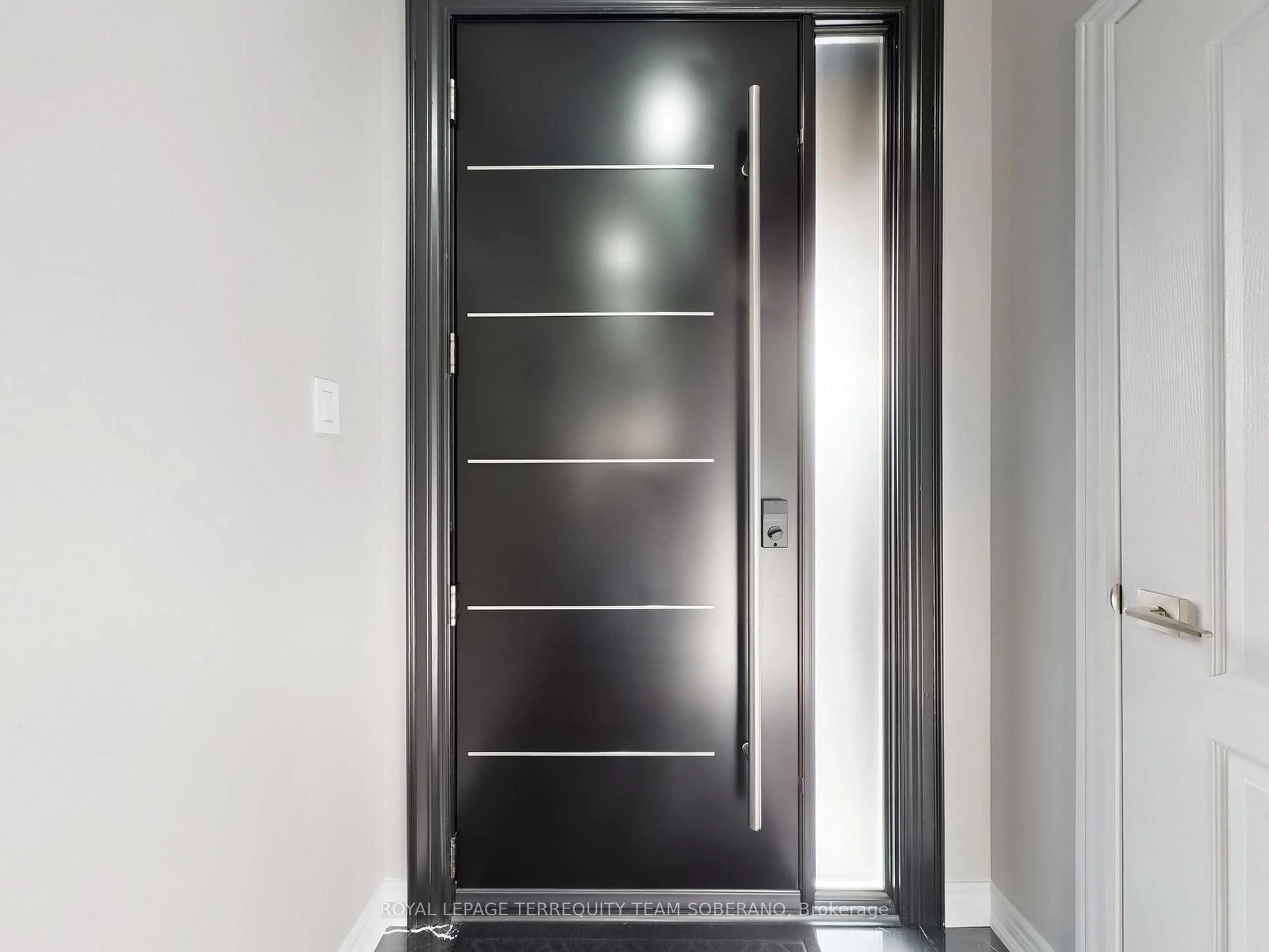 Indoor foyer for 98 Erskine Dr, Clarington Ontario L1B 0C8