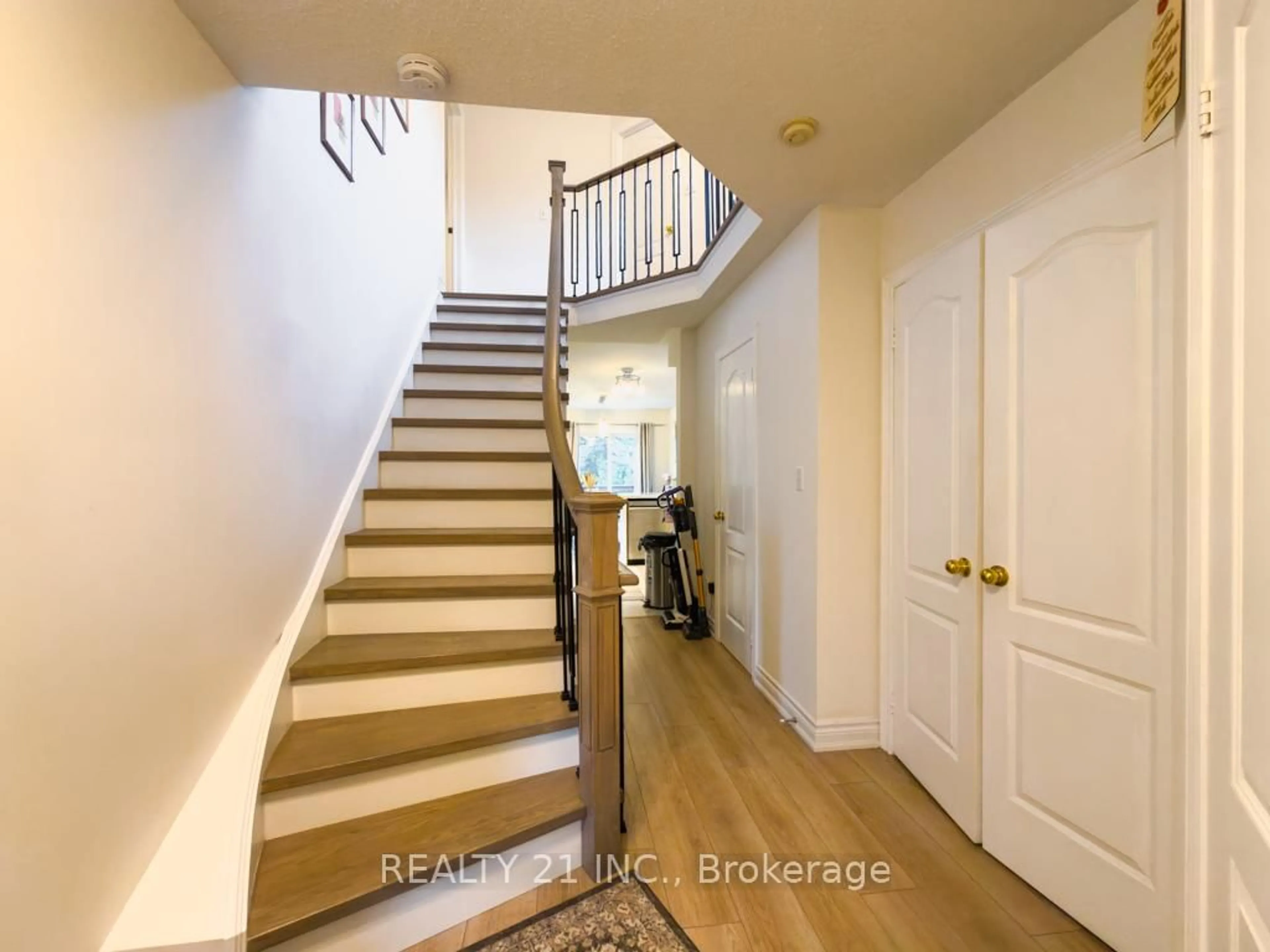 Unknown for 35 Markwood Cres, Whitby Ontario L1R 2S3