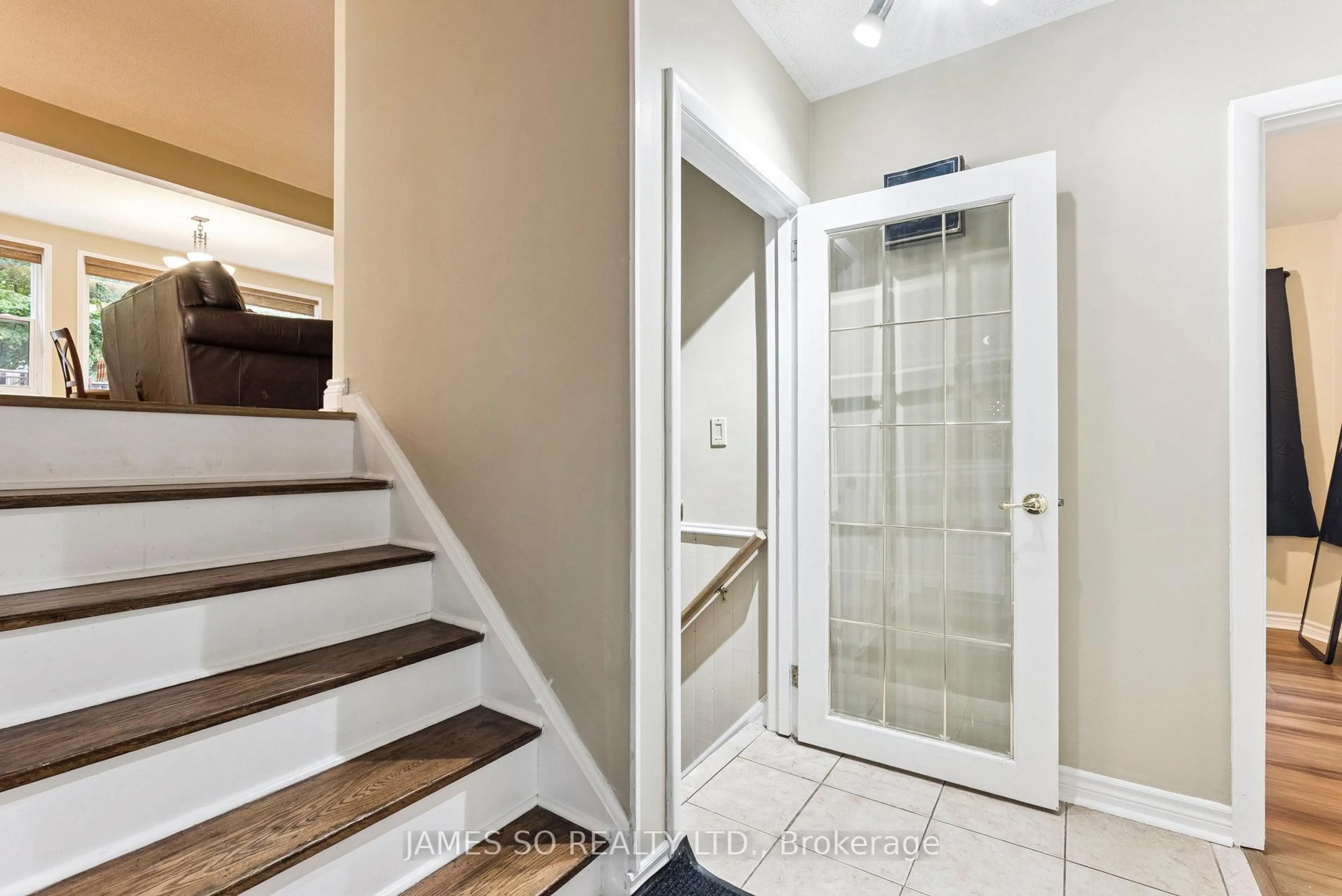 Indoor entryway for 24 Copping Rd, Toronto Ontario M1G 3J8