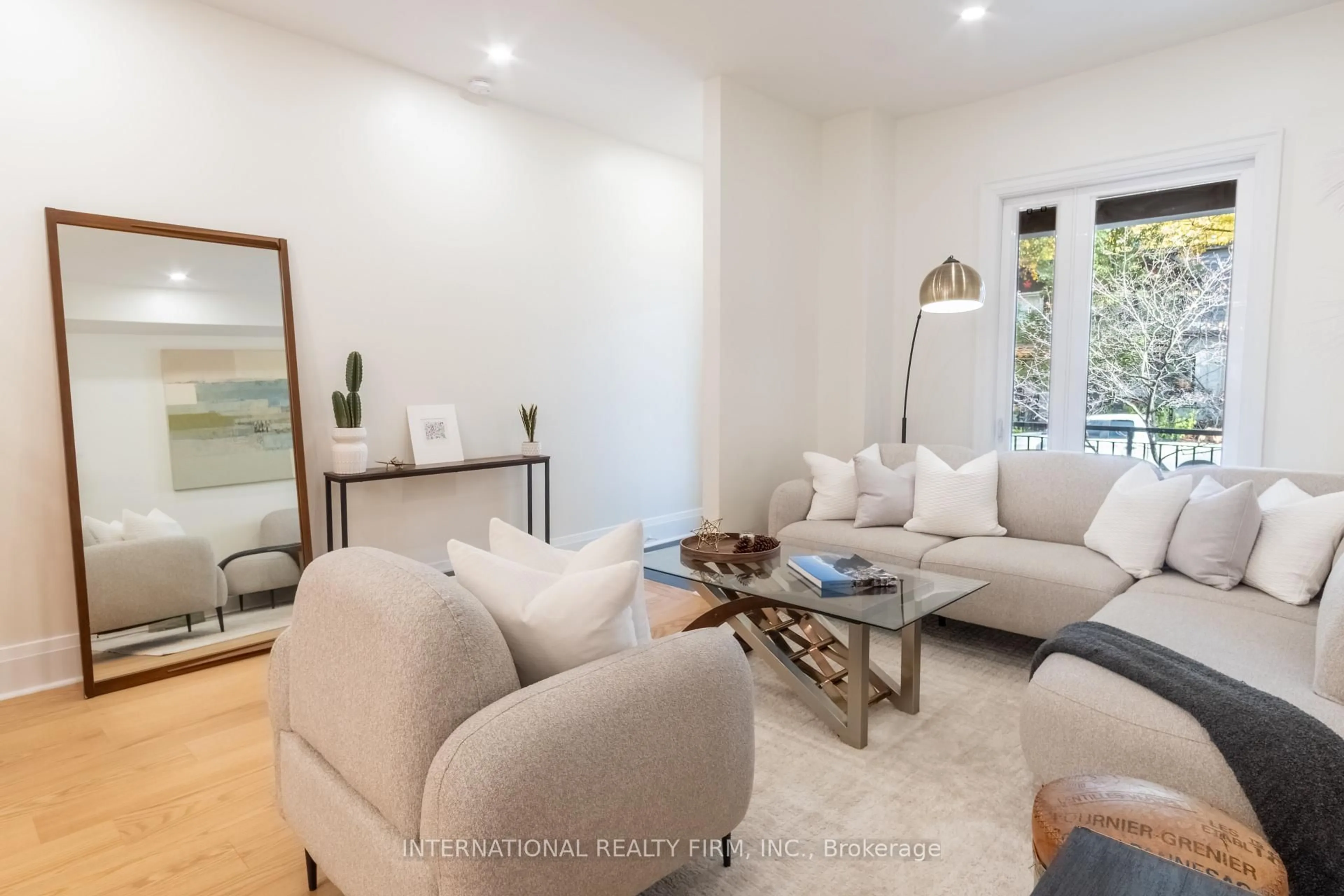 Living room with furniture, unknown for 46 Morse St, Toronto Ontario M4M 2P6