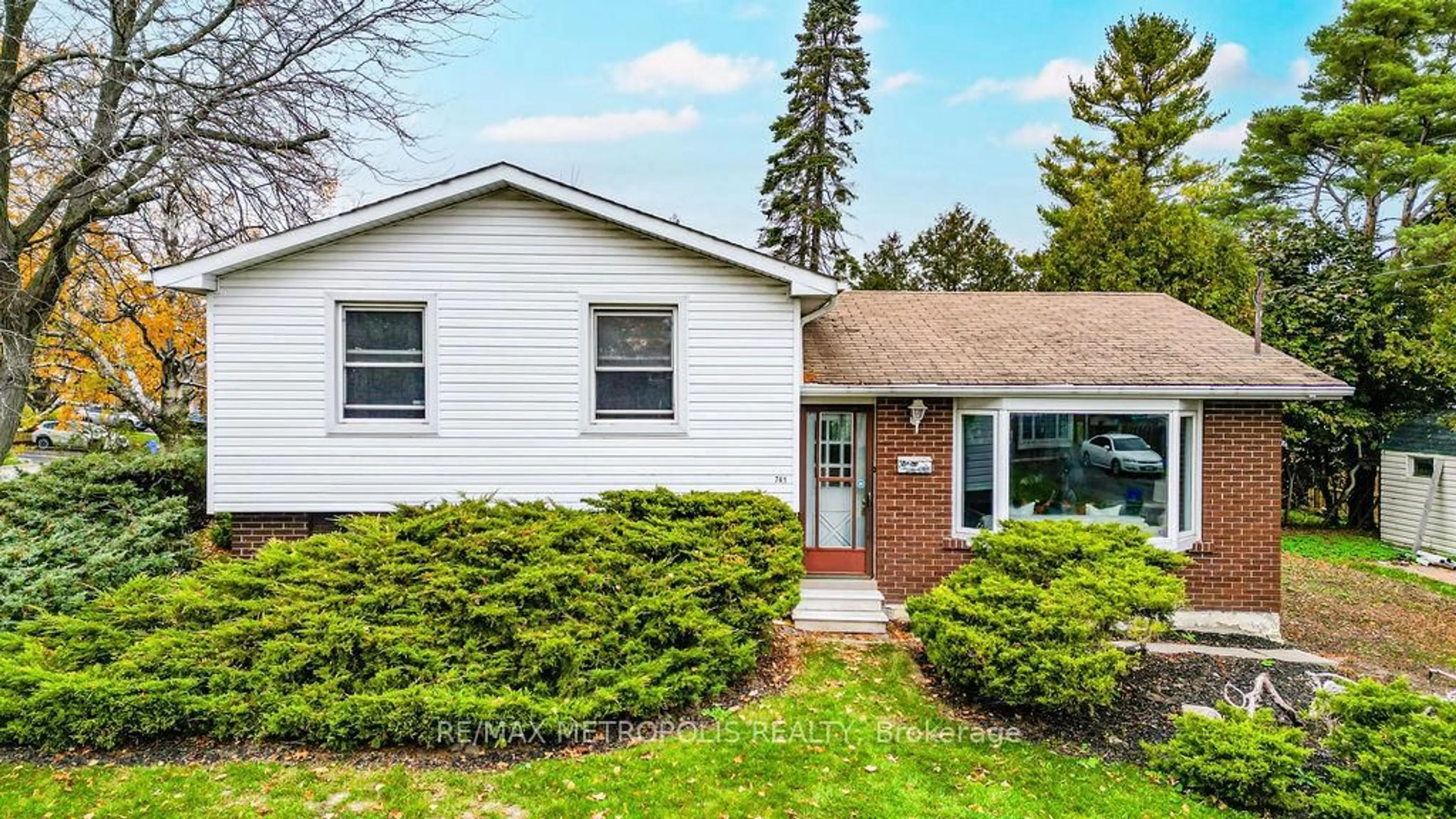 Home with vinyl exterior material, street for 761 West Shore Blvd, Pickering Ontario L1W 2V5