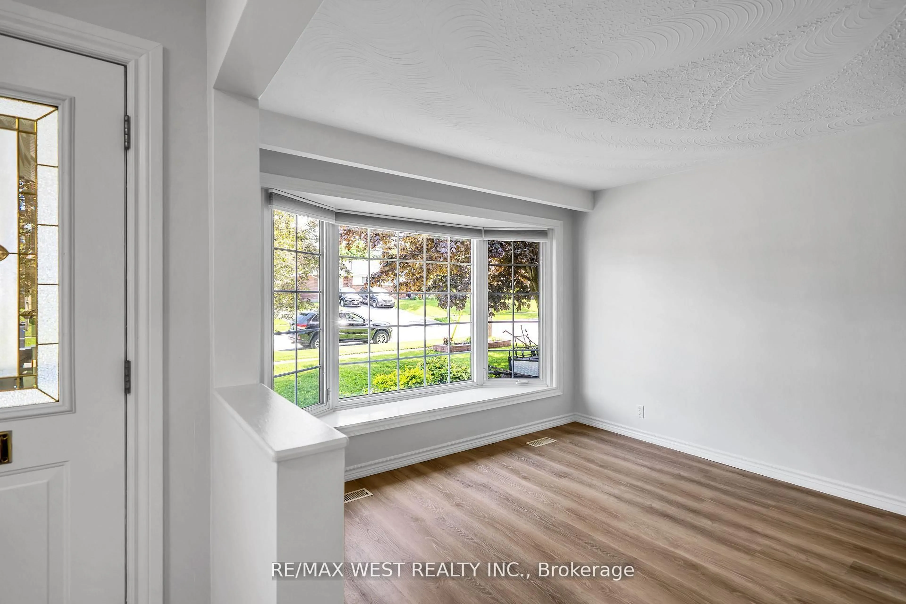 Indoor entryway for 12 Athabasca St, Oshawa Ontario L1H 7H5