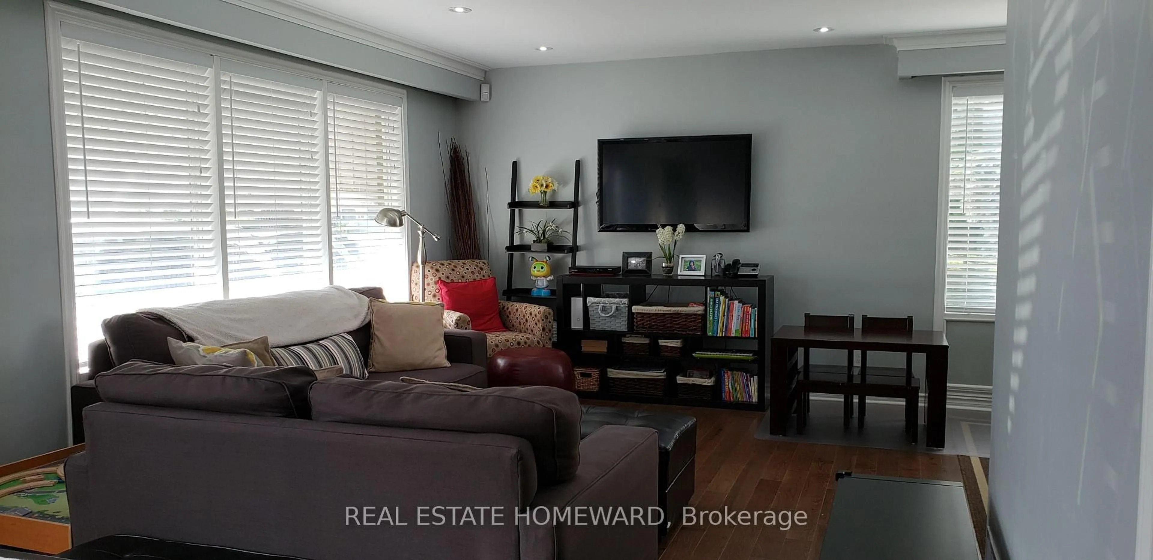 Living room with furniture, wood/laminate floor for 4 Moorecroft Cres, Toronto Ontario M1K 3V1