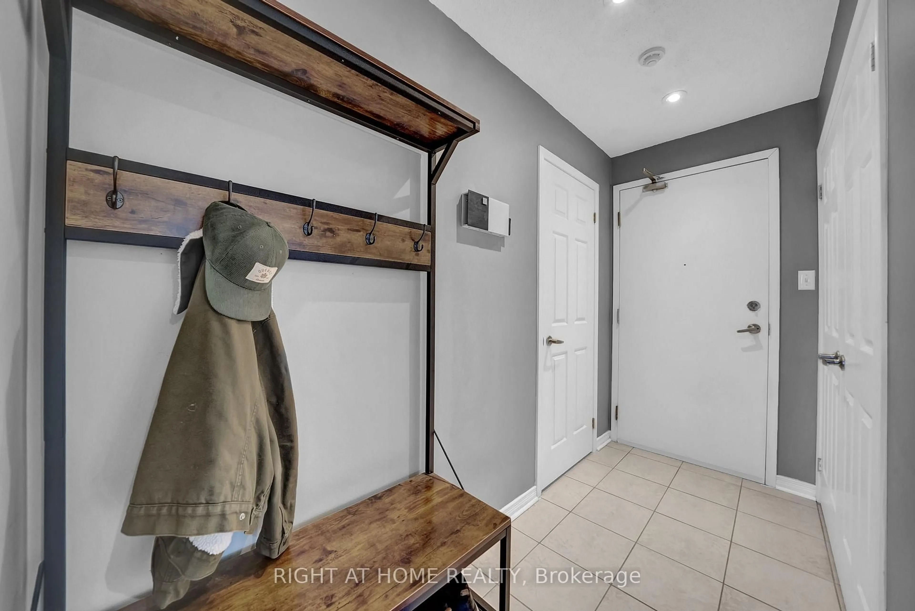 Indoor entryway for 132 Aspen Springs Dr #205, Clarington Ontario L1C 0H1