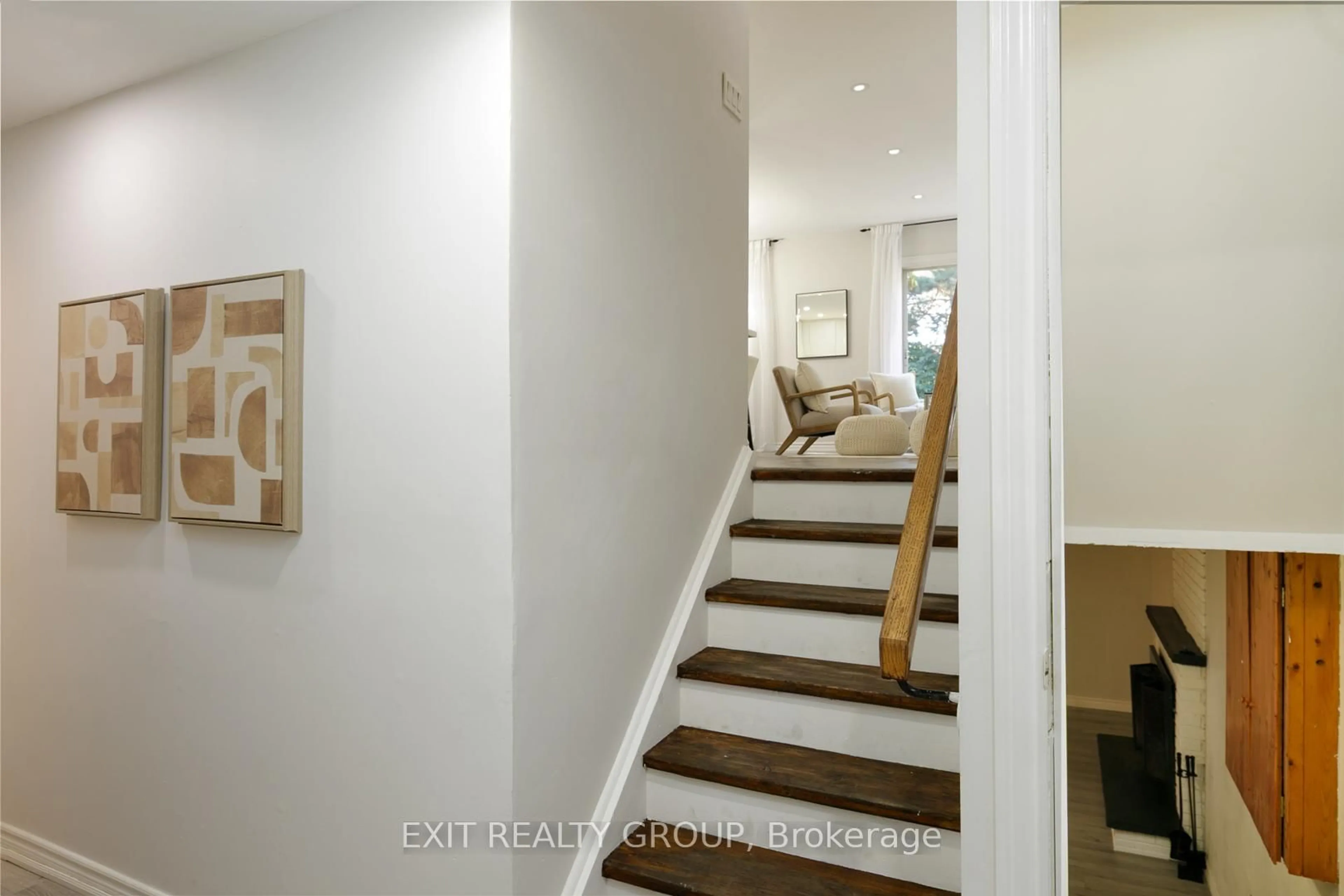 Indoor entryway for 765 Hampton Crt, Pickering Ontario L1W 3M3