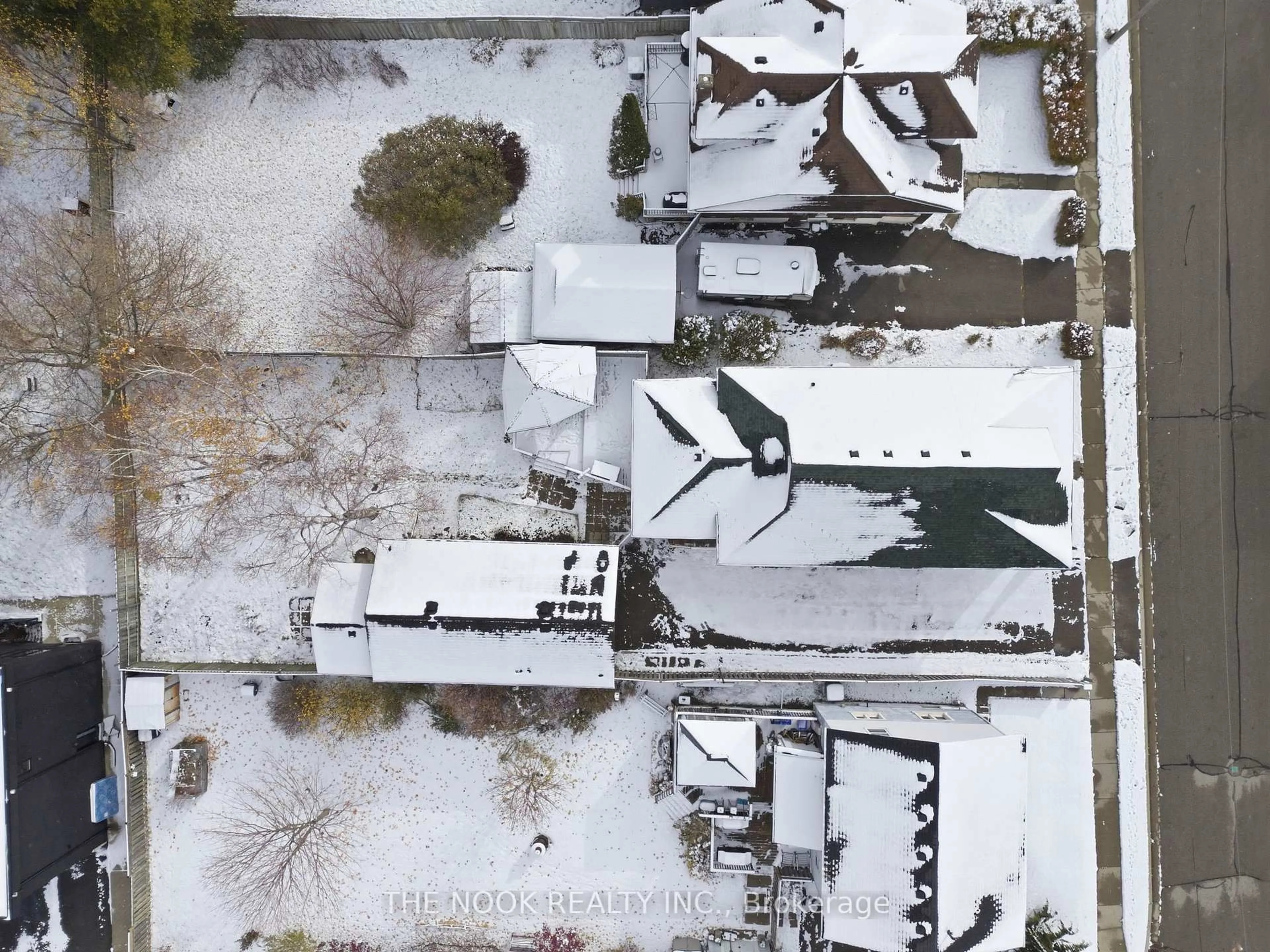 A pic from outside/outdoor area/front of a property/back of a property/a pic from drone, building for 739 Gifford St, Oshawa Ontario L1H 4W1