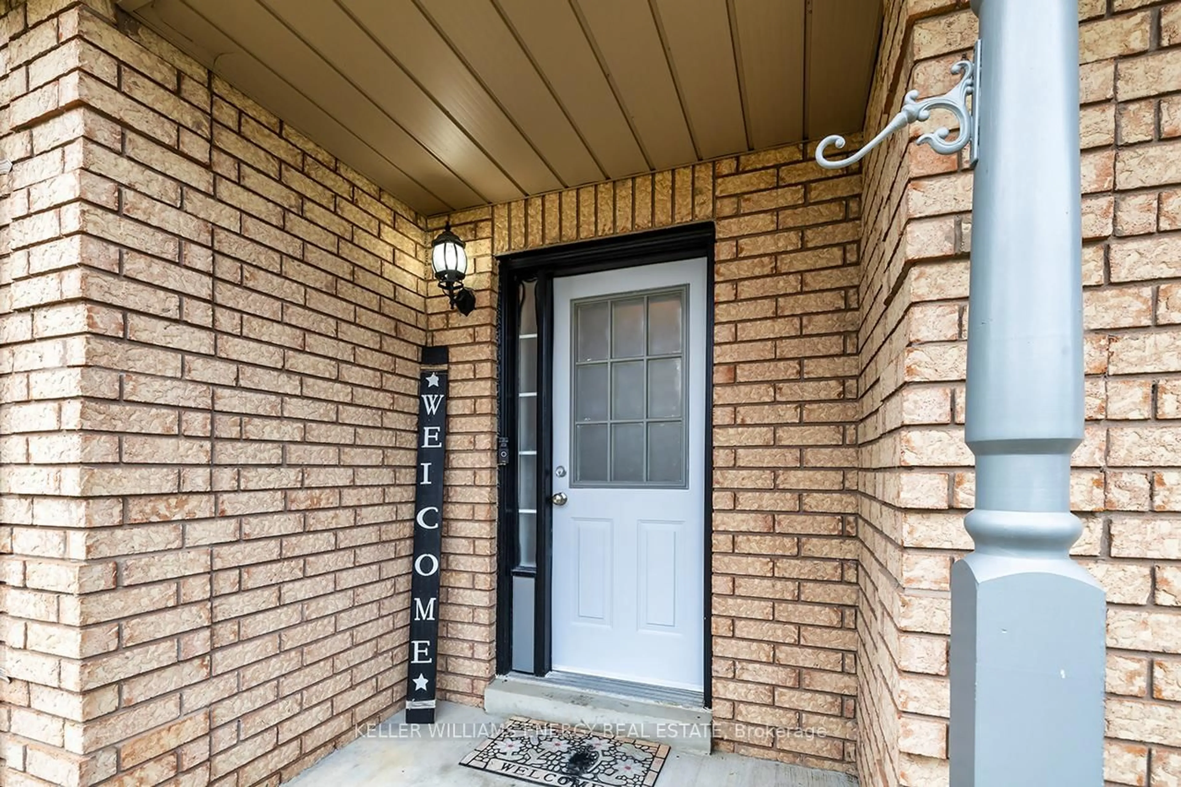 Indoor entryway for 1642 Woodgate Tr, Oshawa Ontario L1G 8B5
