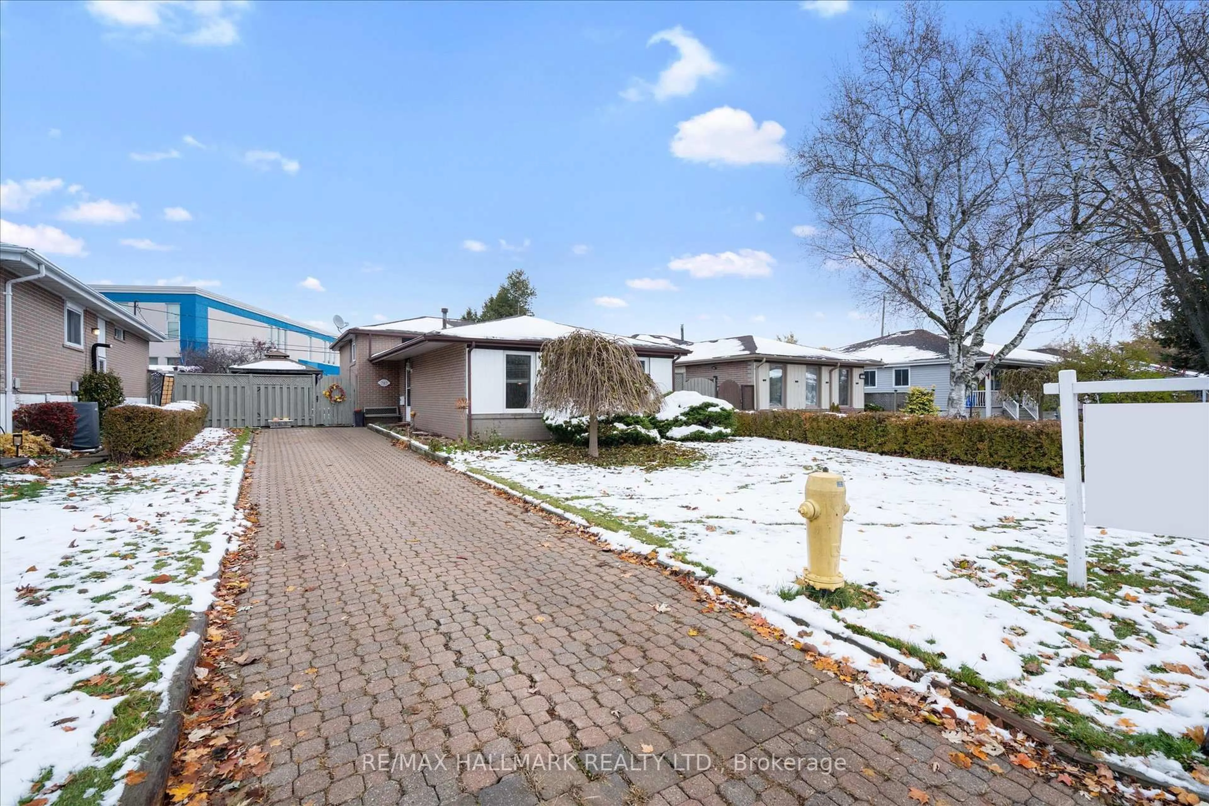 A pic from outside/outdoor area/front of a property/back of a property/a pic from drone, street for 727 Kingfisher Dr, Pickering Ontario L1W 1X4