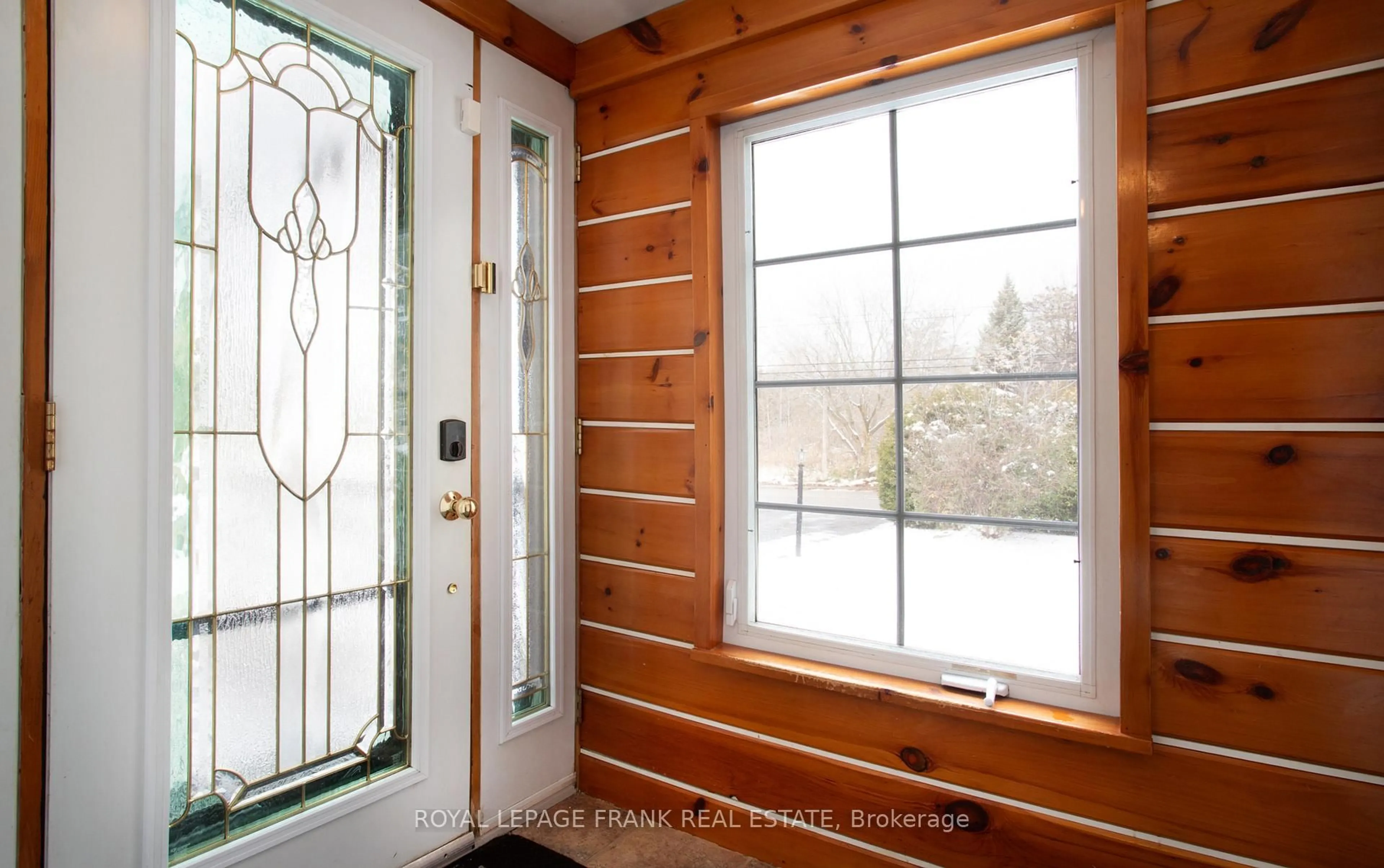 Indoor entryway for 1578 King St, Scugog Ontario L9L 1C2