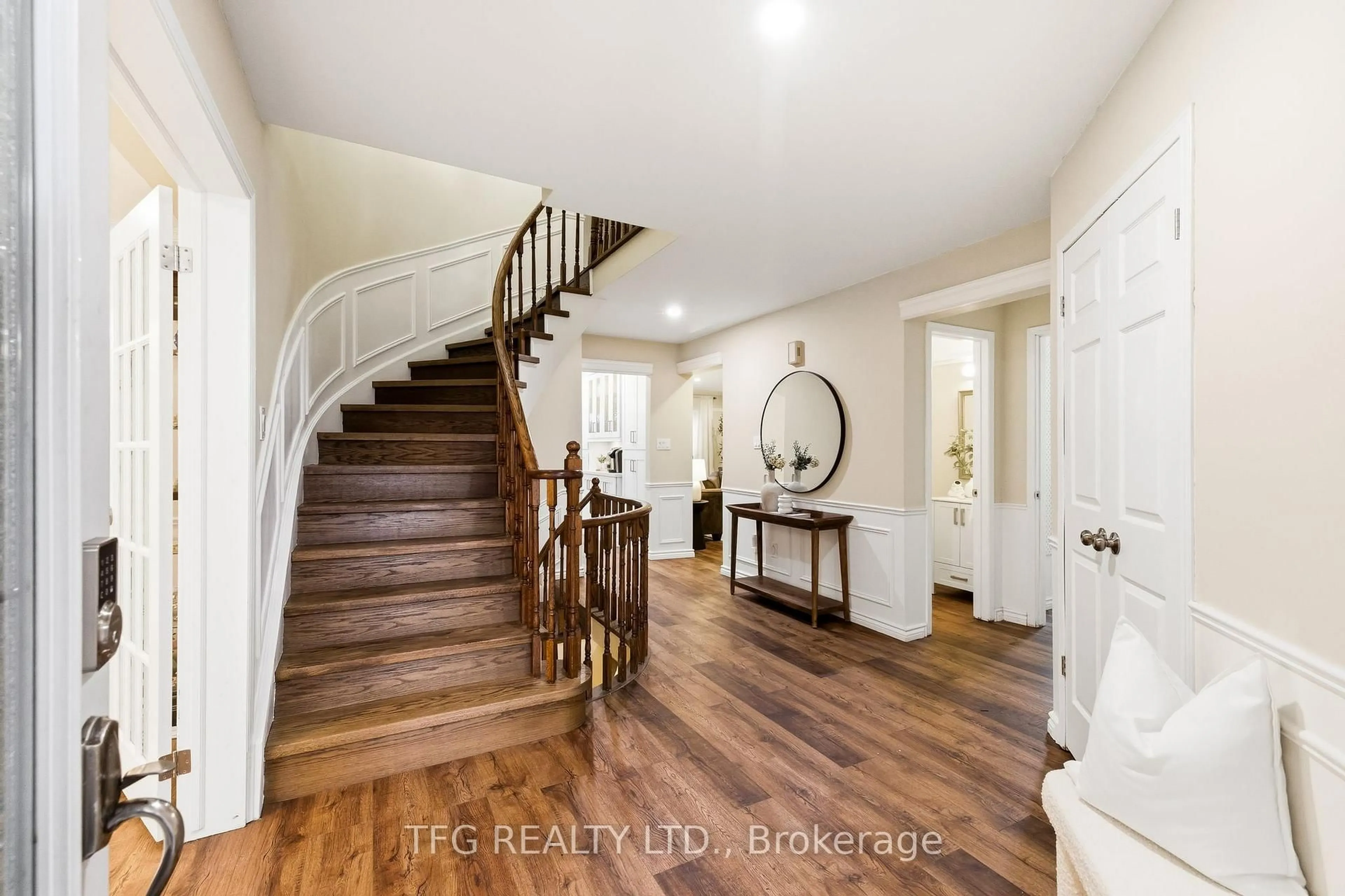 Indoor entryway for 500 Sundown Cres, Pickering Ontario L1V 6A7