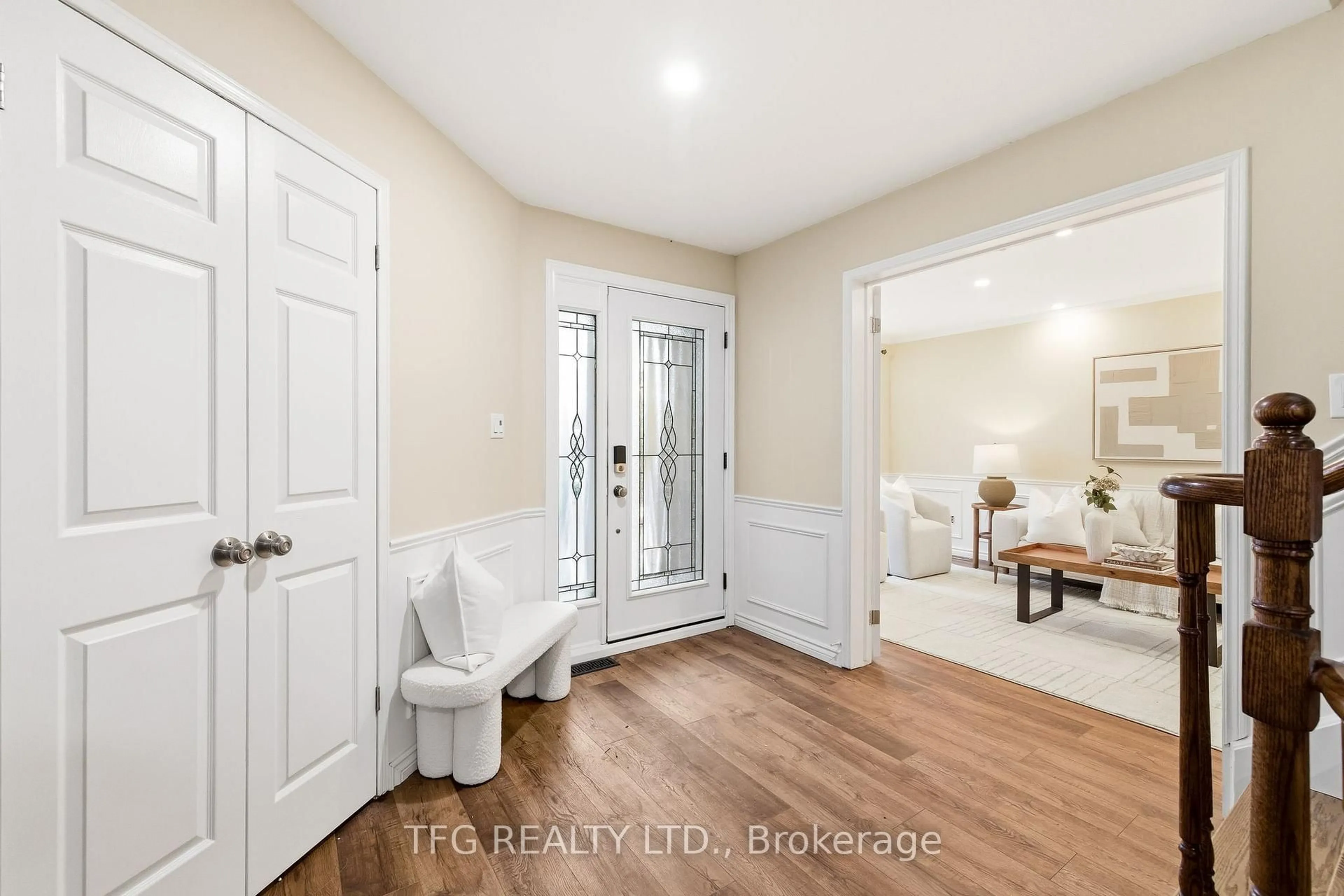 Indoor entryway for 500 Sundown Cres, Pickering Ontario L1V 6A7
