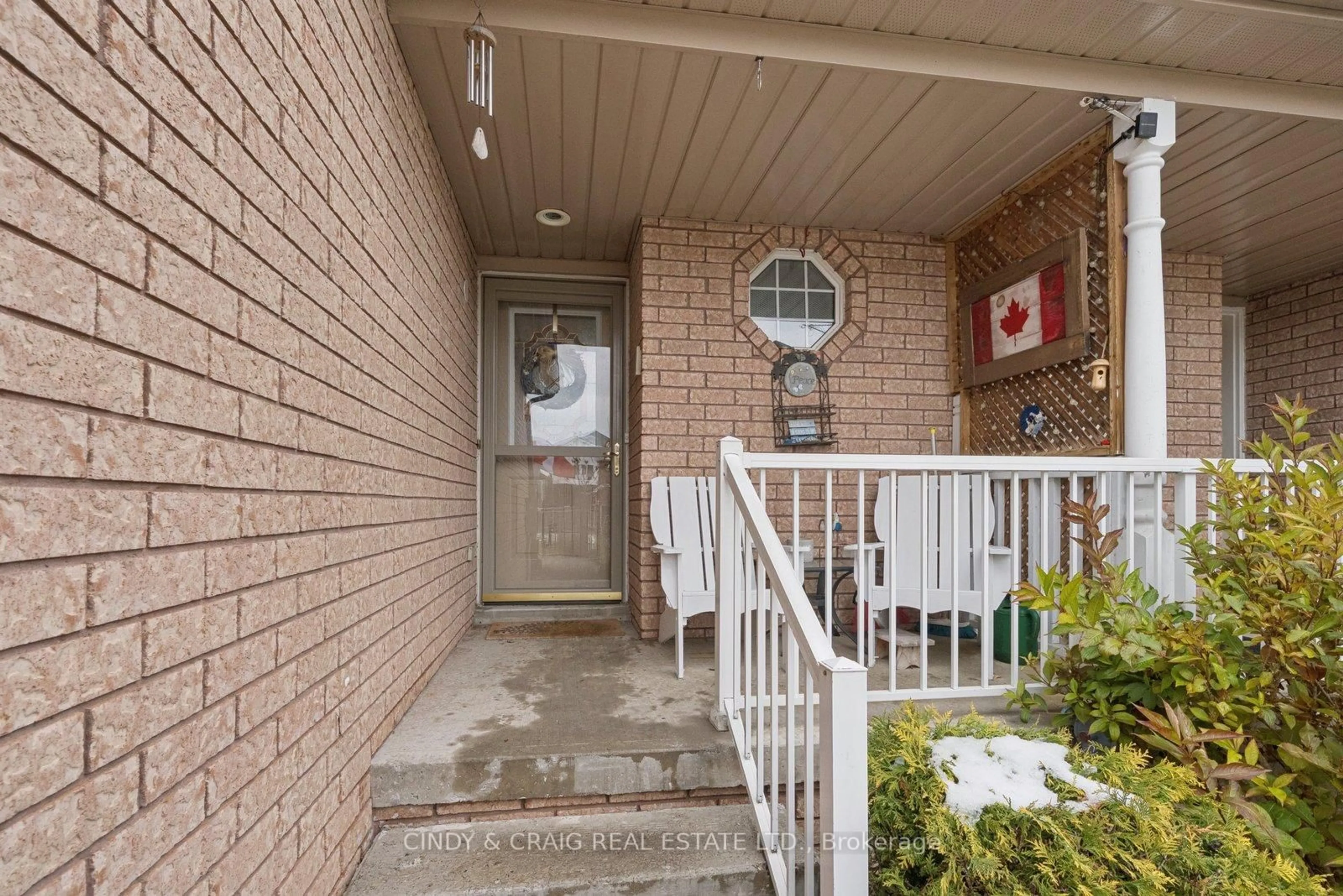 Indoor entryway for 134 Richfield Sq, Clarington Ontario L1E 3G3