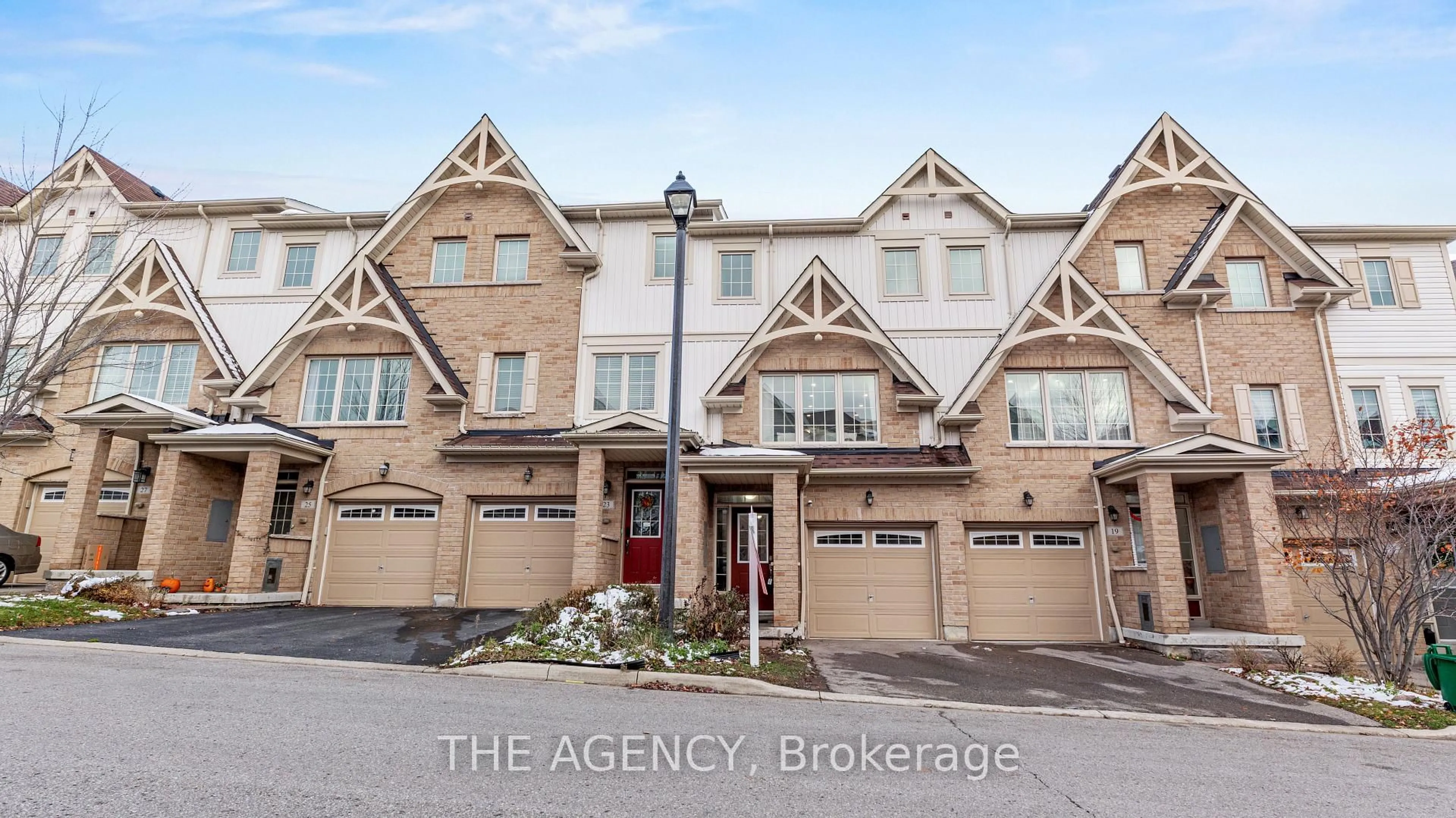 A pic from outside/outdoor area/front of a property/back of a property/a pic from drone, street for 21 Benjamin Way, Whitby Ontario L1N 0K7