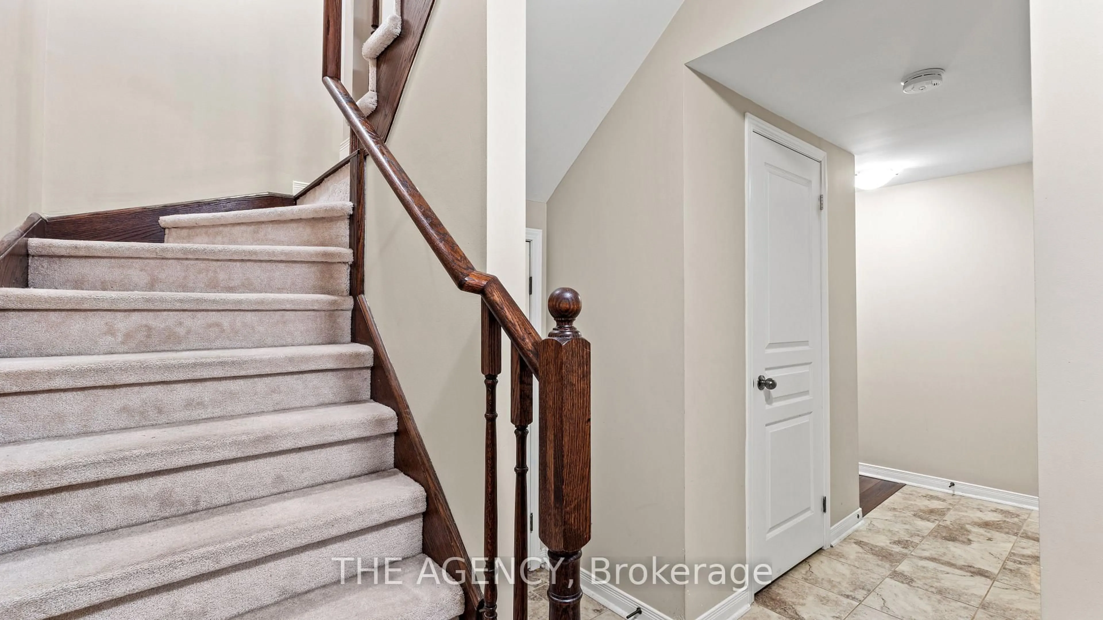Indoor entryway for 21 Benjamin Way, Whitby Ontario L1N 0K7