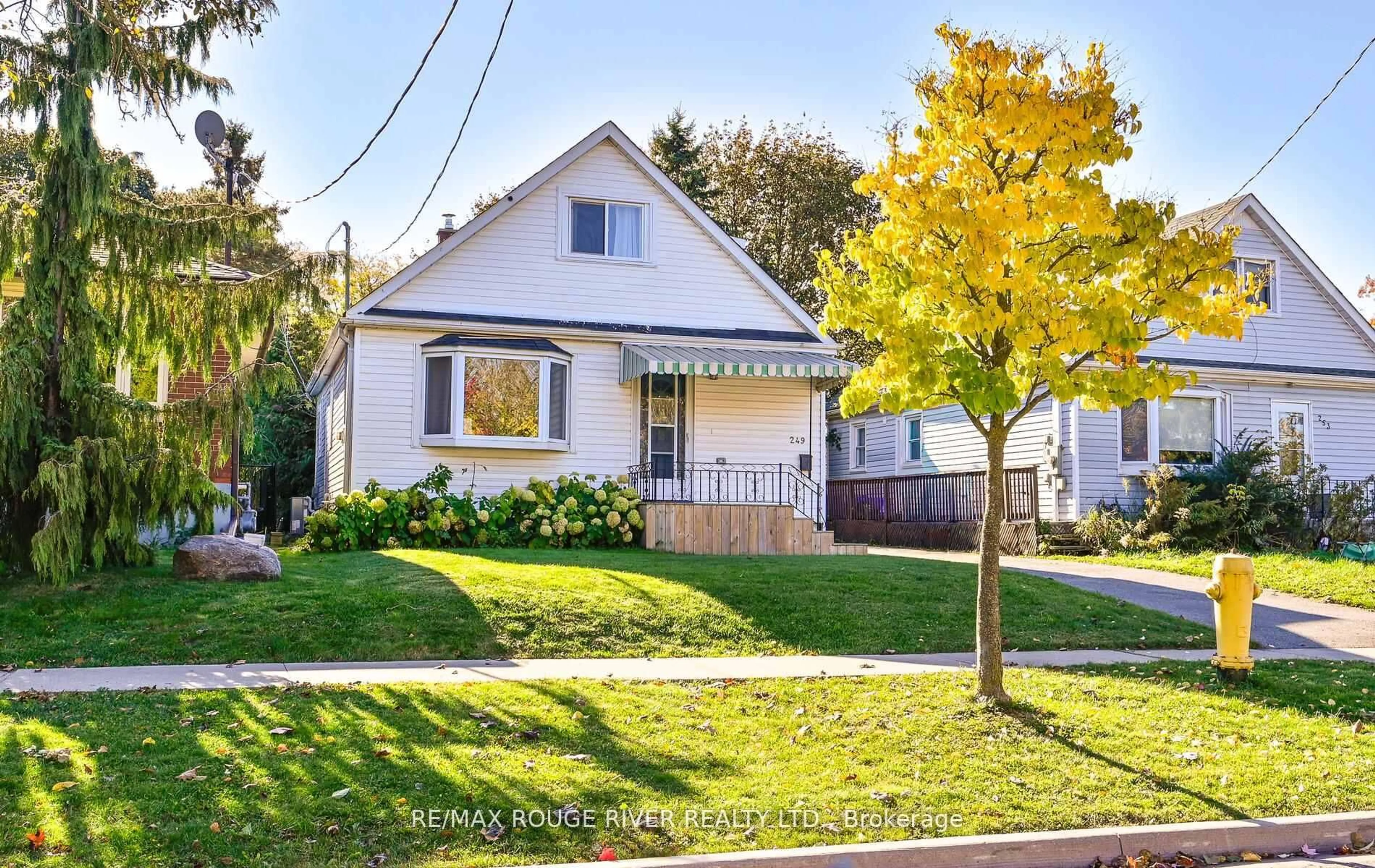 Home with vinyl exterior material, street for 249 Sinclair Ave, Oshawa Ontario L1J 1W2