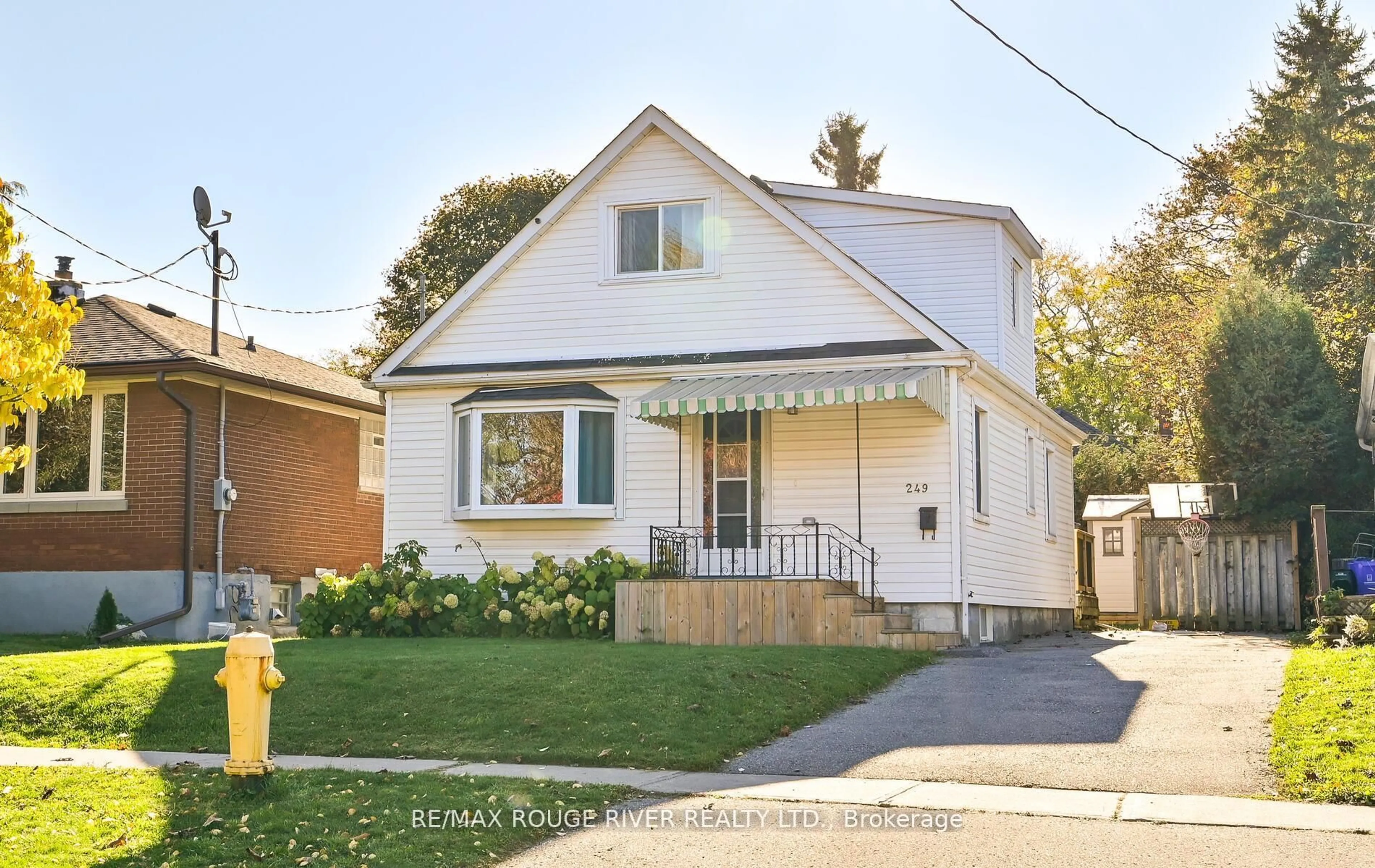 Home with vinyl exterior material, street for 249 Sinclair Ave, Oshawa Ontario L1J 1W2