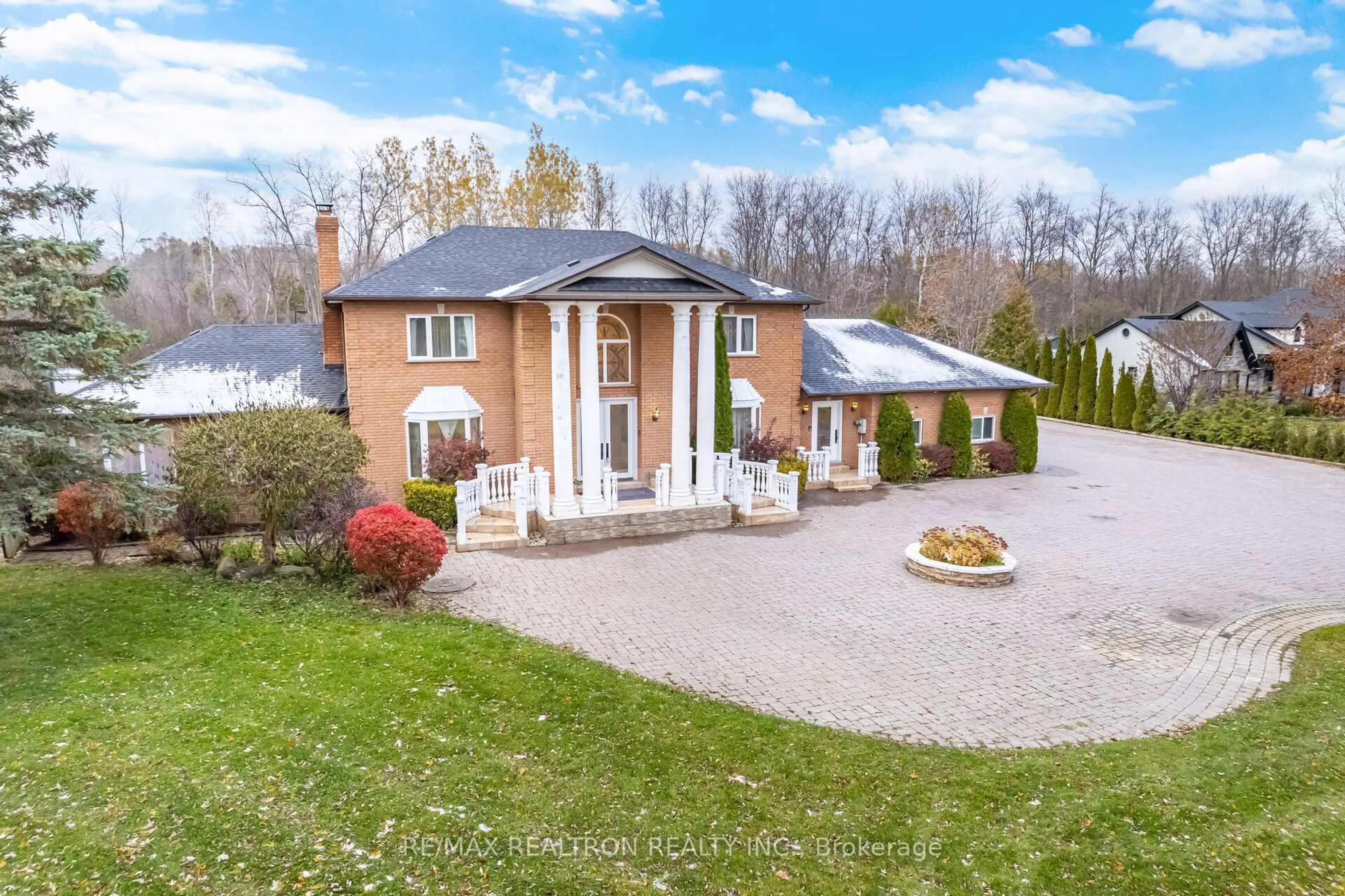 A pic from outside/outdoor area/front of a property/back of a property/a pic from drone, unknown for 8 Fielding Crt, Ajax Ontario L1T 4W5