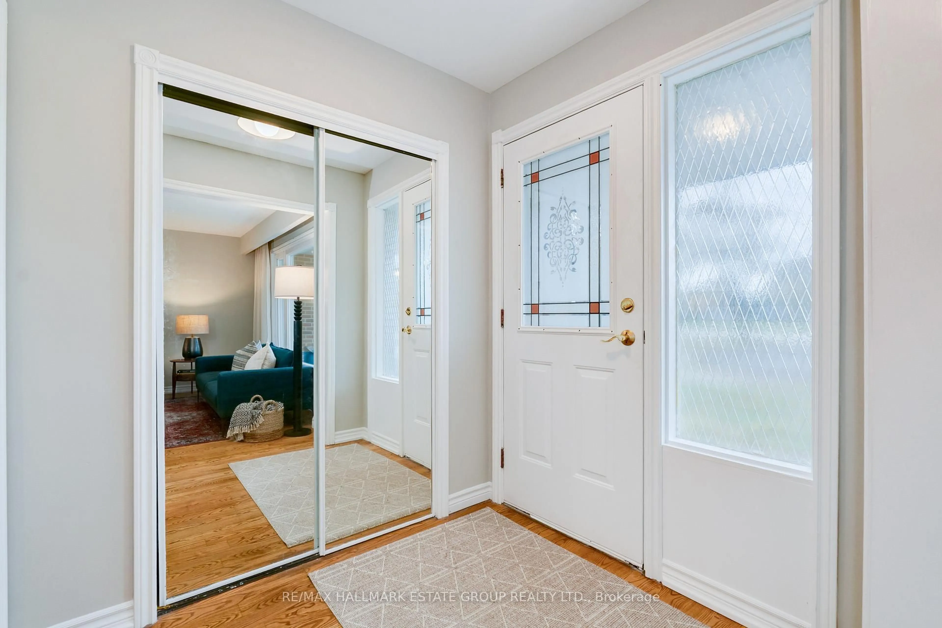 Indoor entryway for 950 Bayshore Crt, Pickering Ontario L1W 2Y3