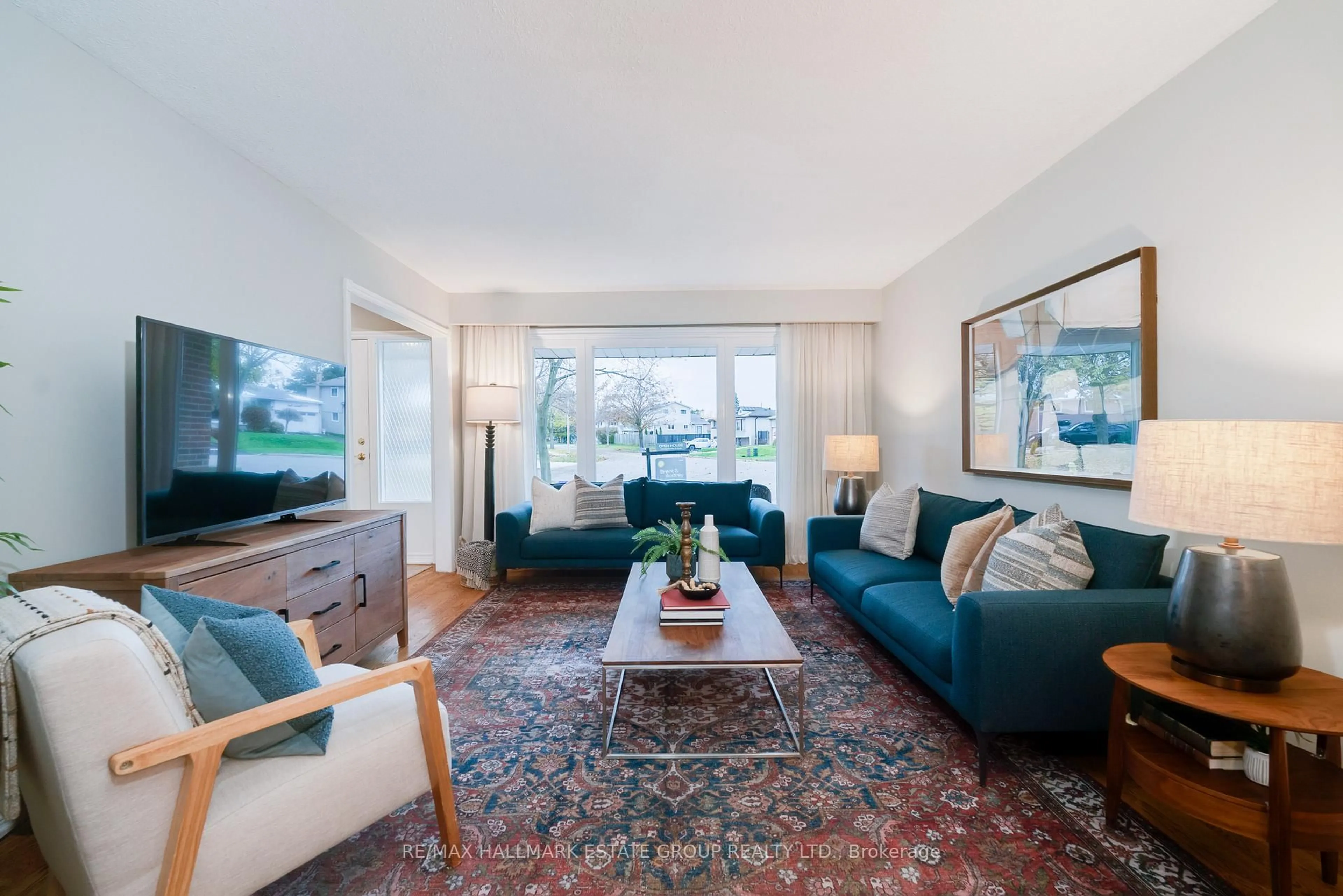 Living room with furniture, unknown for 950 Bayshore Crt, Pickering Ontario L1W 2Y3