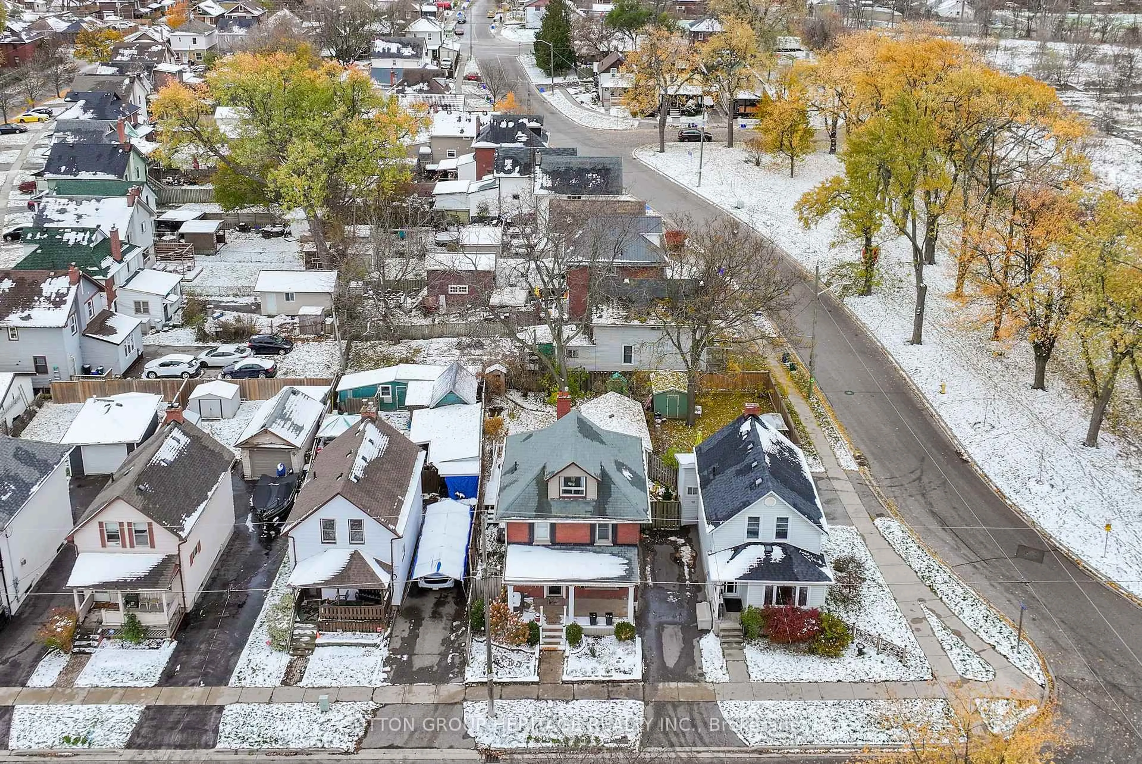A pic from outside/outdoor area/front of a property/back of a property/a pic from drone, street for 211 Gliddon Ave, Oshawa Ontario L1H 1Y9