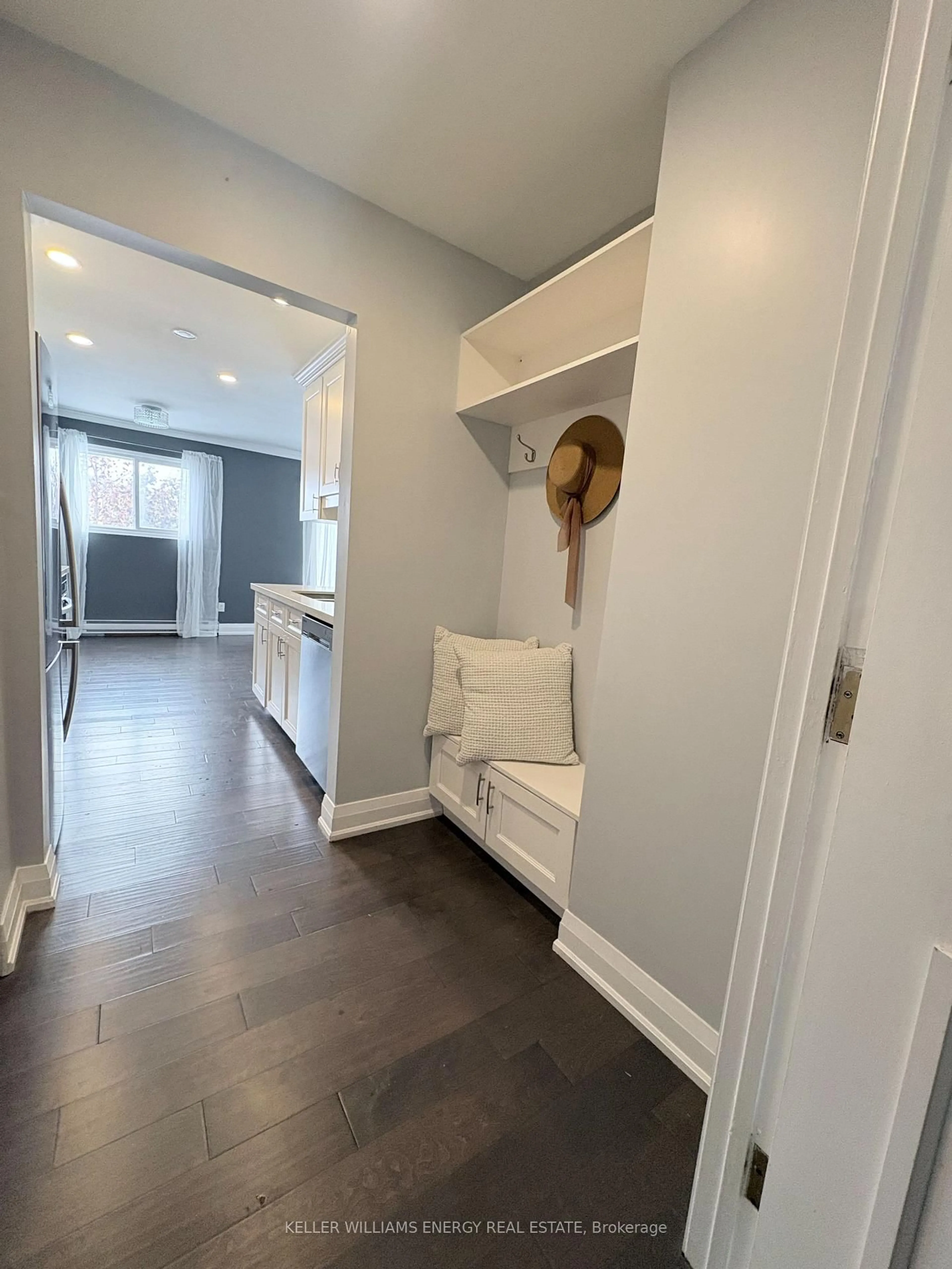 Indoor entryway for 540 Mary St #1, Whitby Ontario L1N 2R1