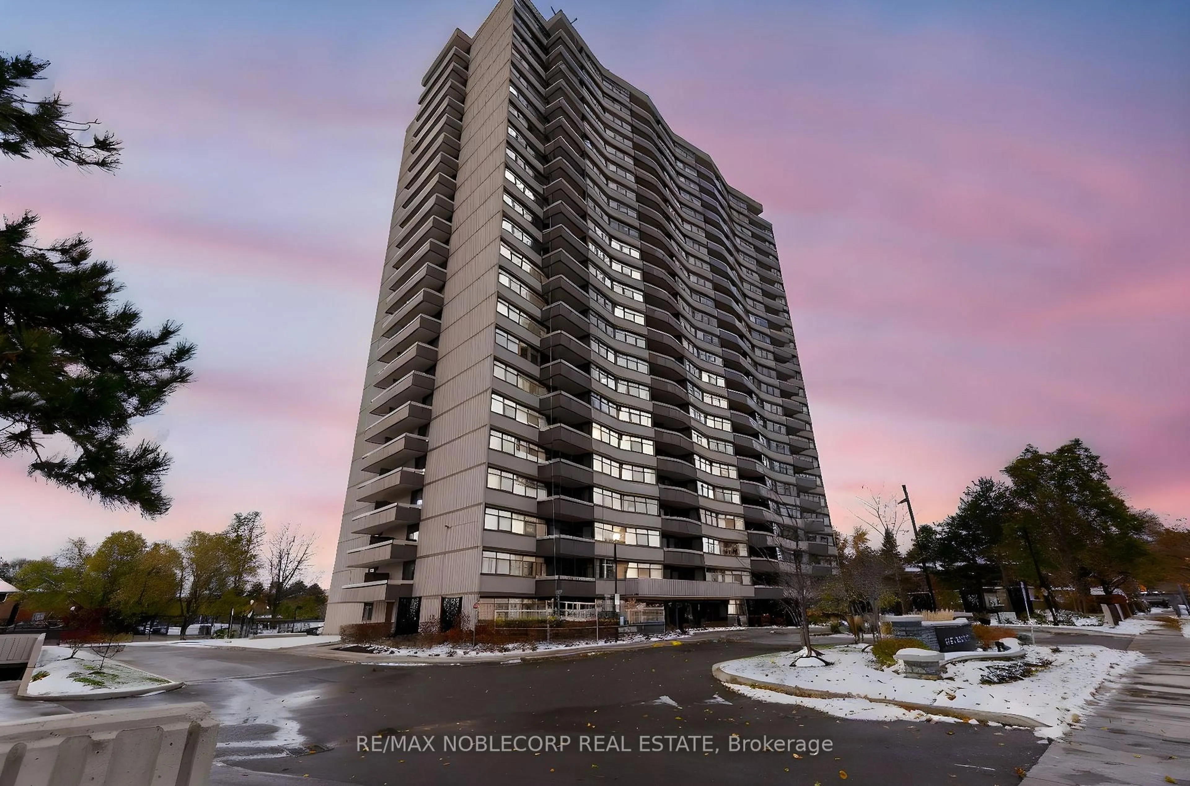 Blurry image for 3131 Bridletowne Circ #901, Toronto Ontario M1W 2S9