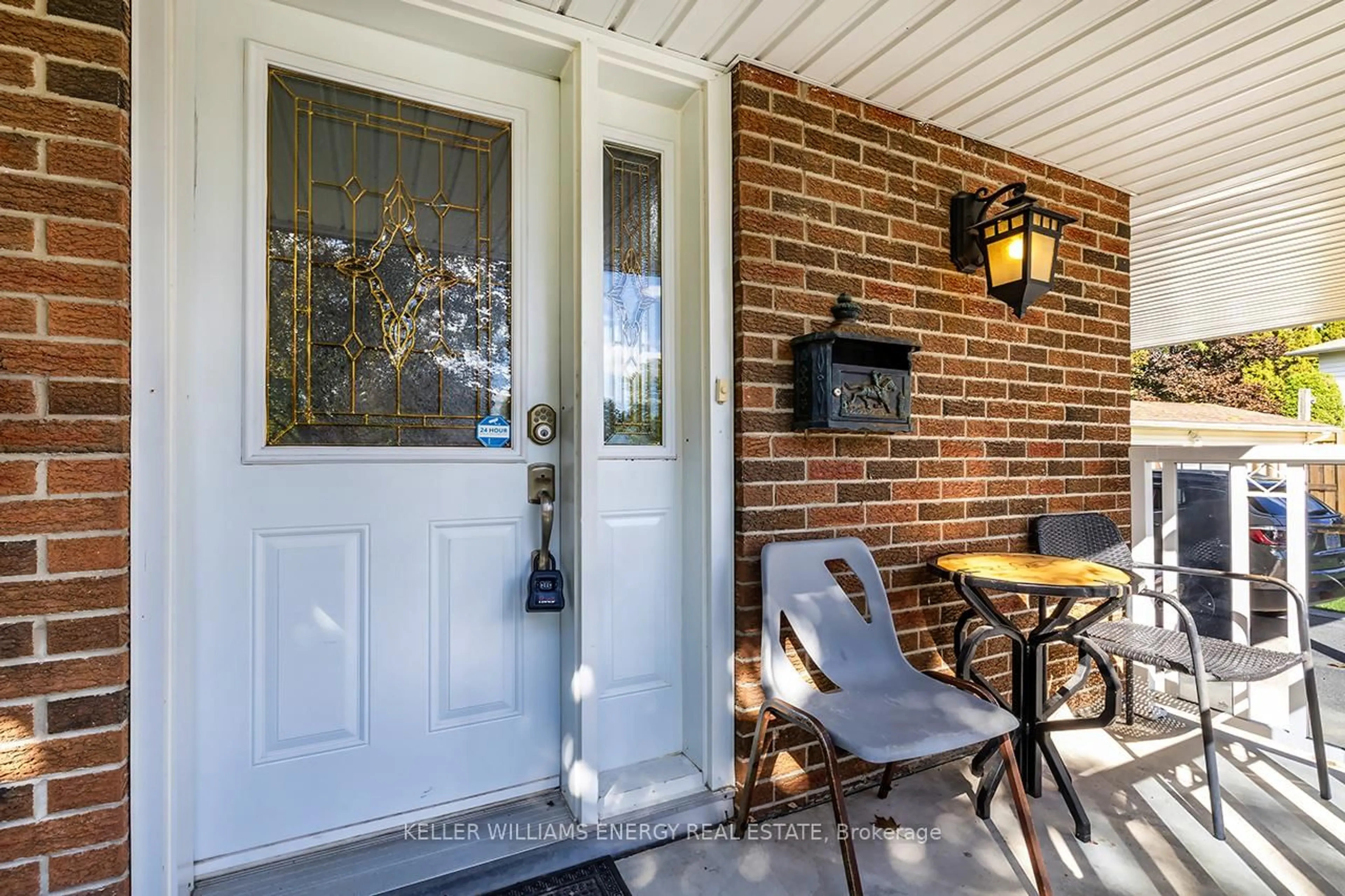 Indoor entryway for 416 Mayfair Ave, Oshawa Ontario L1G 2X9