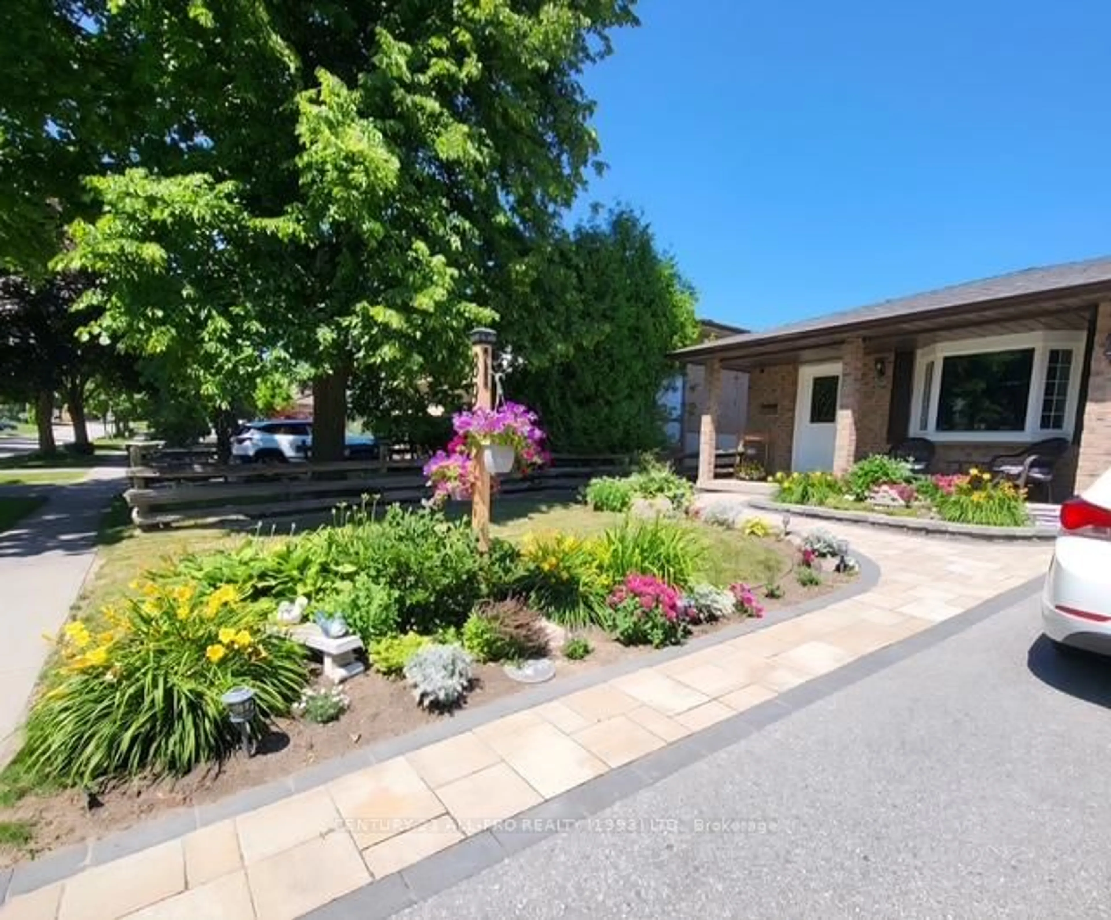 A pic from outside/outdoor area/front of a property/back of a property/a pic from drone, street for 895 Exeter St, Oshawa Ontario L1G 6R9